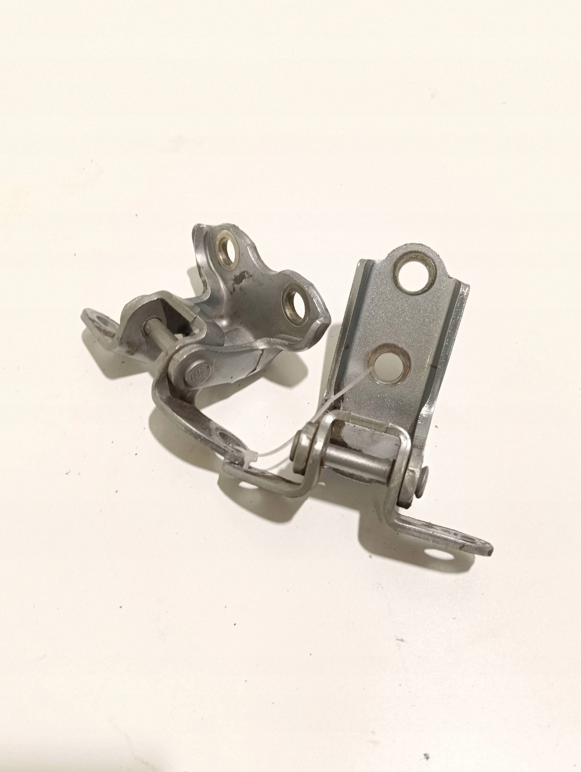Toyota Highlander XU70 Lower Hinge VLO25603 image 3