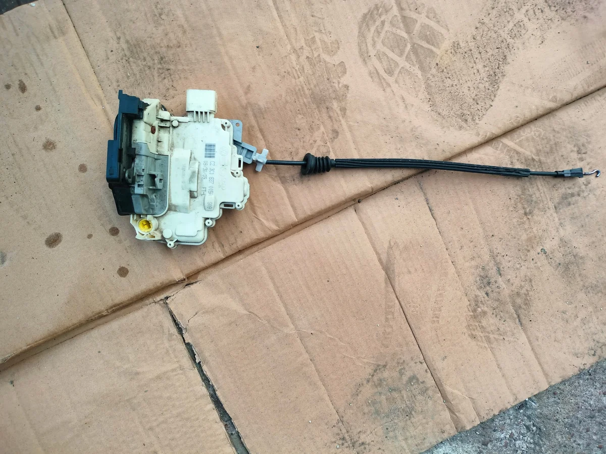 VW Passat B6 Front Left Door Lock 3C1837015A image 2