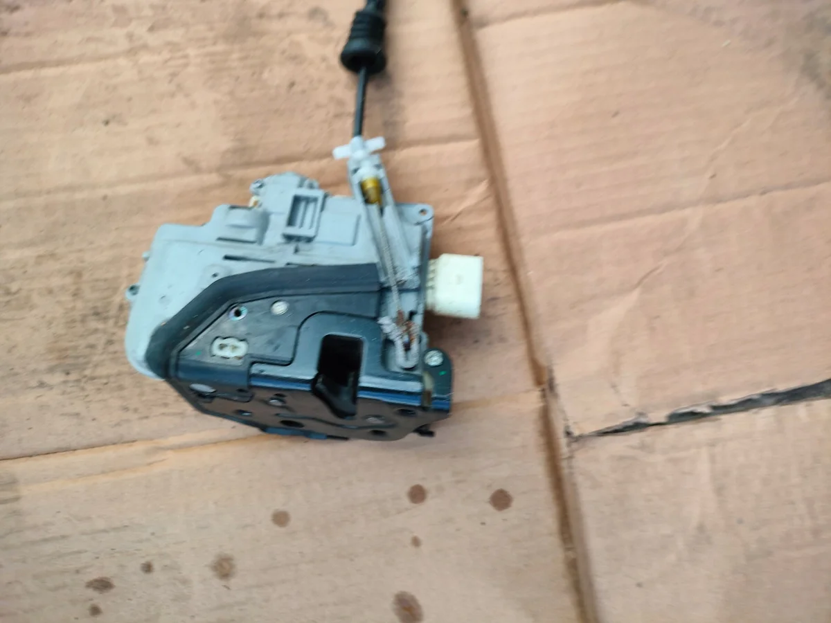 VW Passat B6 Front Left Door Lock 3C1837015A image 3
