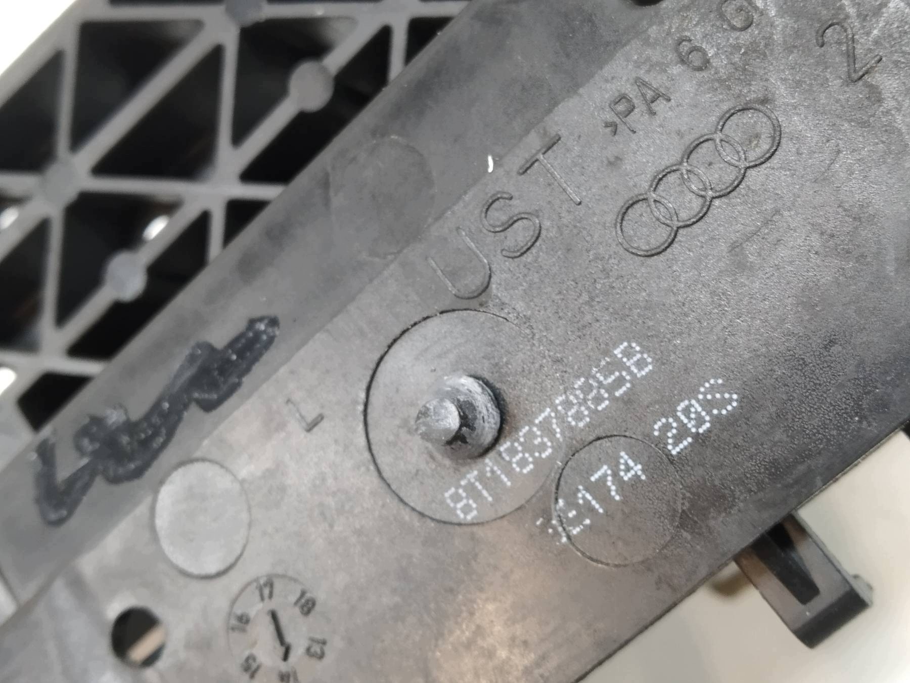 Ytterdörrhandtag Audi A4 B8 Vänster/Höger 8T0837885B image 7