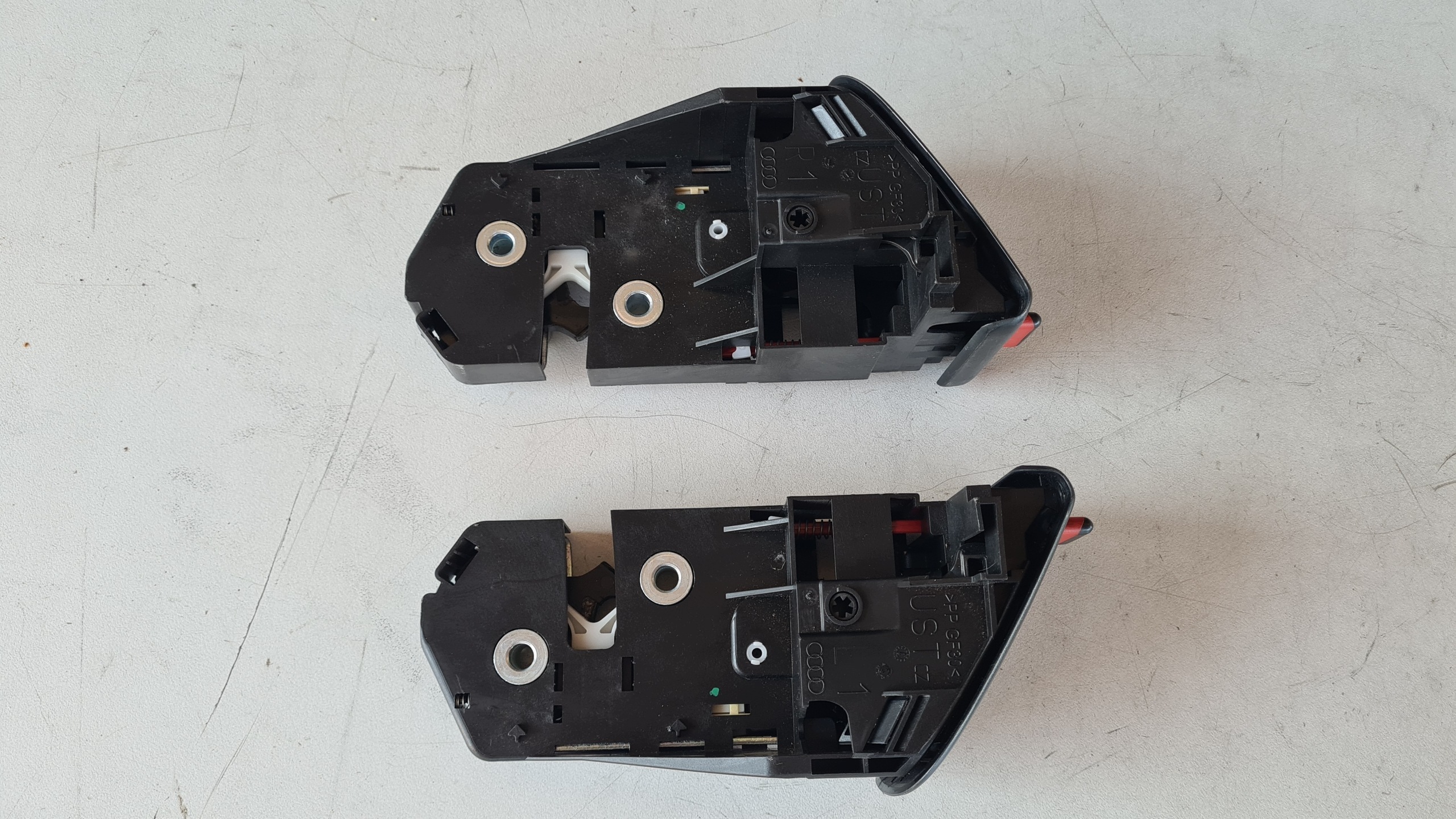 Audi A4 B8 08-15 Kombi takaistuin 8K9885682 8K9885681 image 4