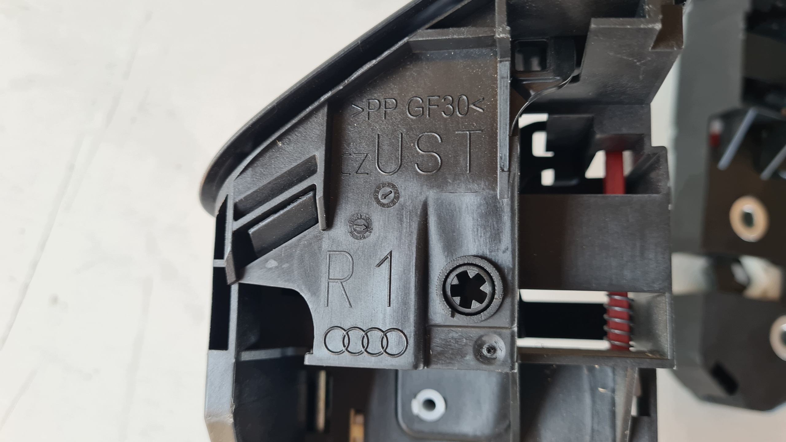 Audi A4 B8 08-15 Kombi takaistuin 8K9885682 8K9885681 image 5