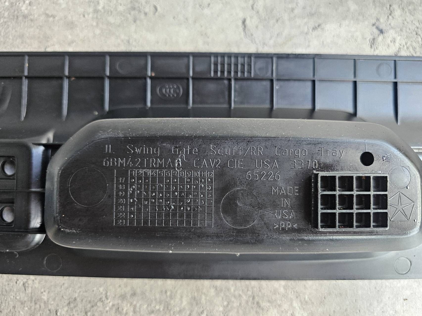 Jeep Wrangler JL Console Cover Used image 4