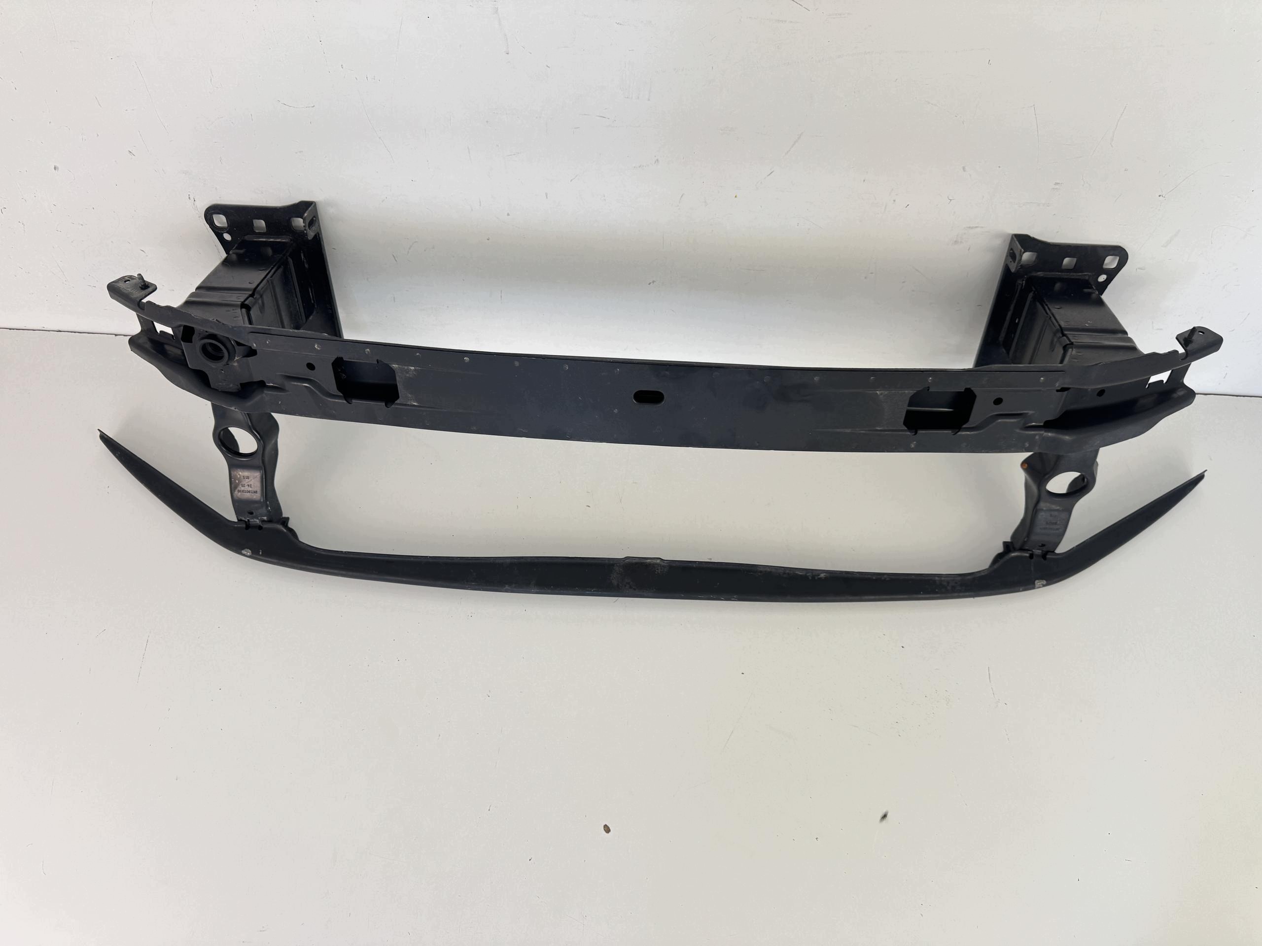 Puskurin palkki VW Touran II 15-20 Käytetty