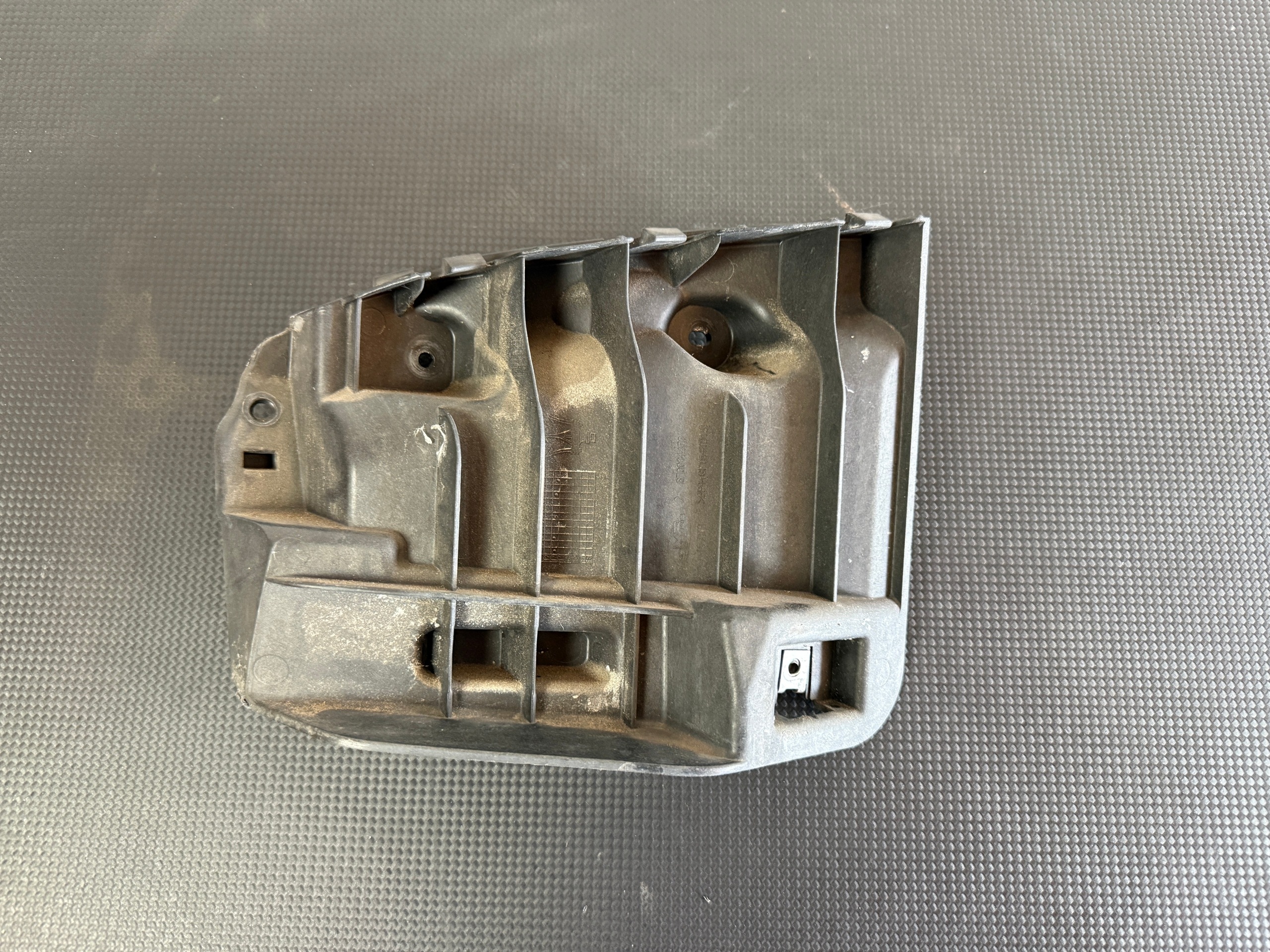 Maserati Ghibli bumper clip links achter image 2