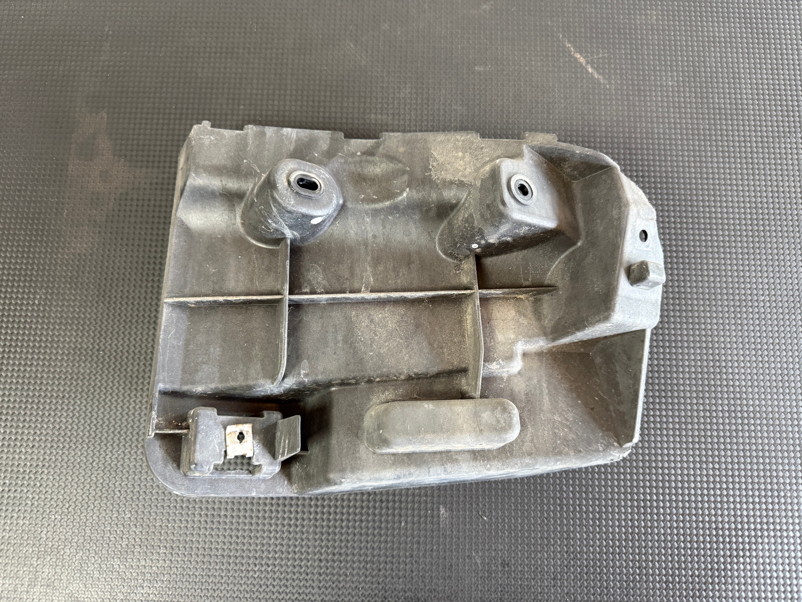 Maserati Ghibli bumper clip links achter image 3