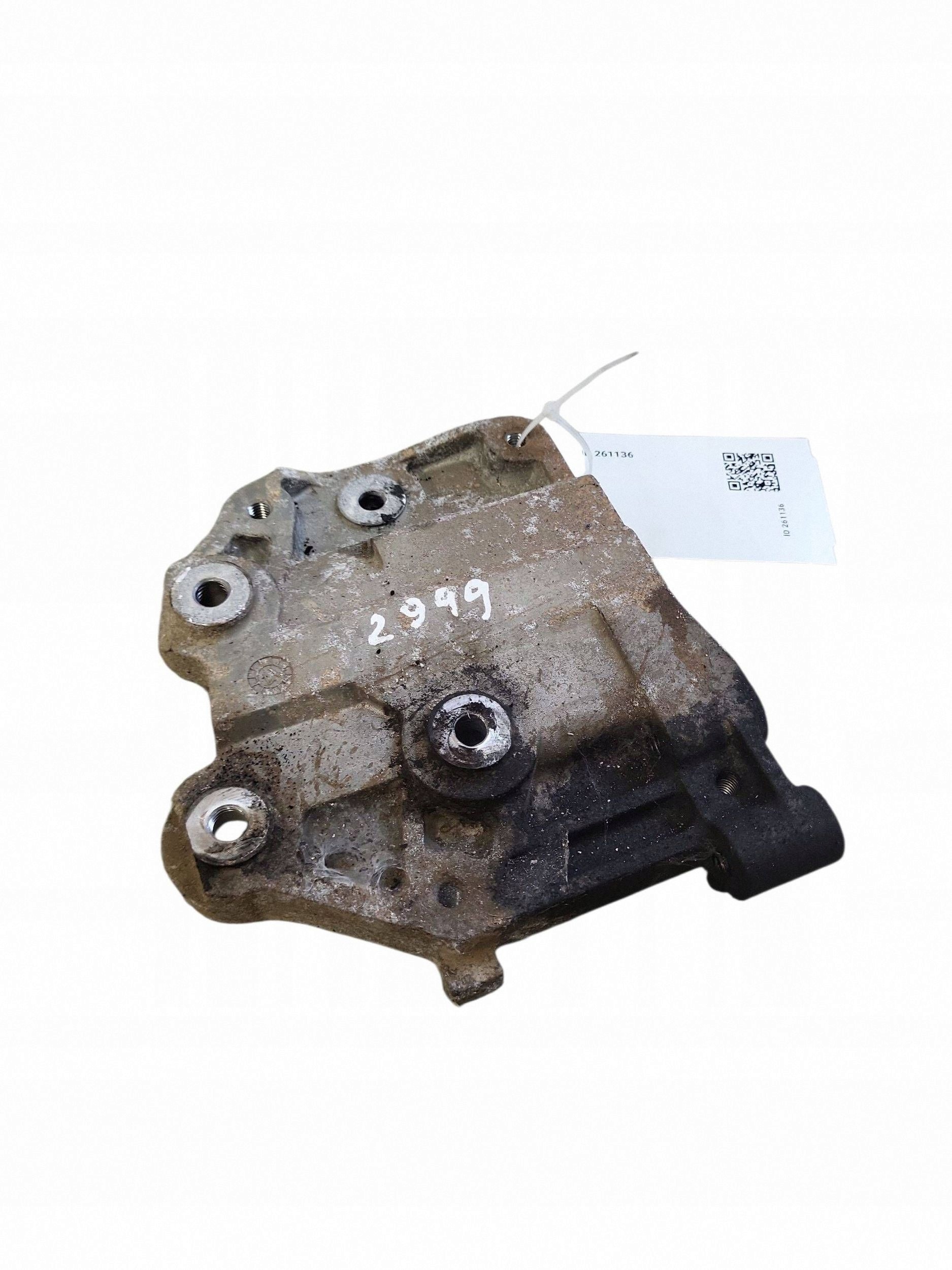 Mitsubishi L200 Moottorin kiinnike 2017 JUT261136