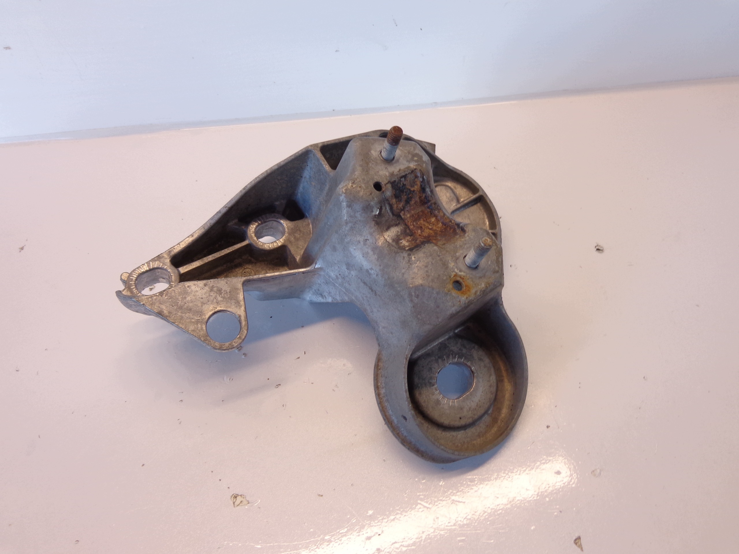 Audi A6 C6 Lift 3.0 TFSI moottorin kiinnike 4F0199352M image 2