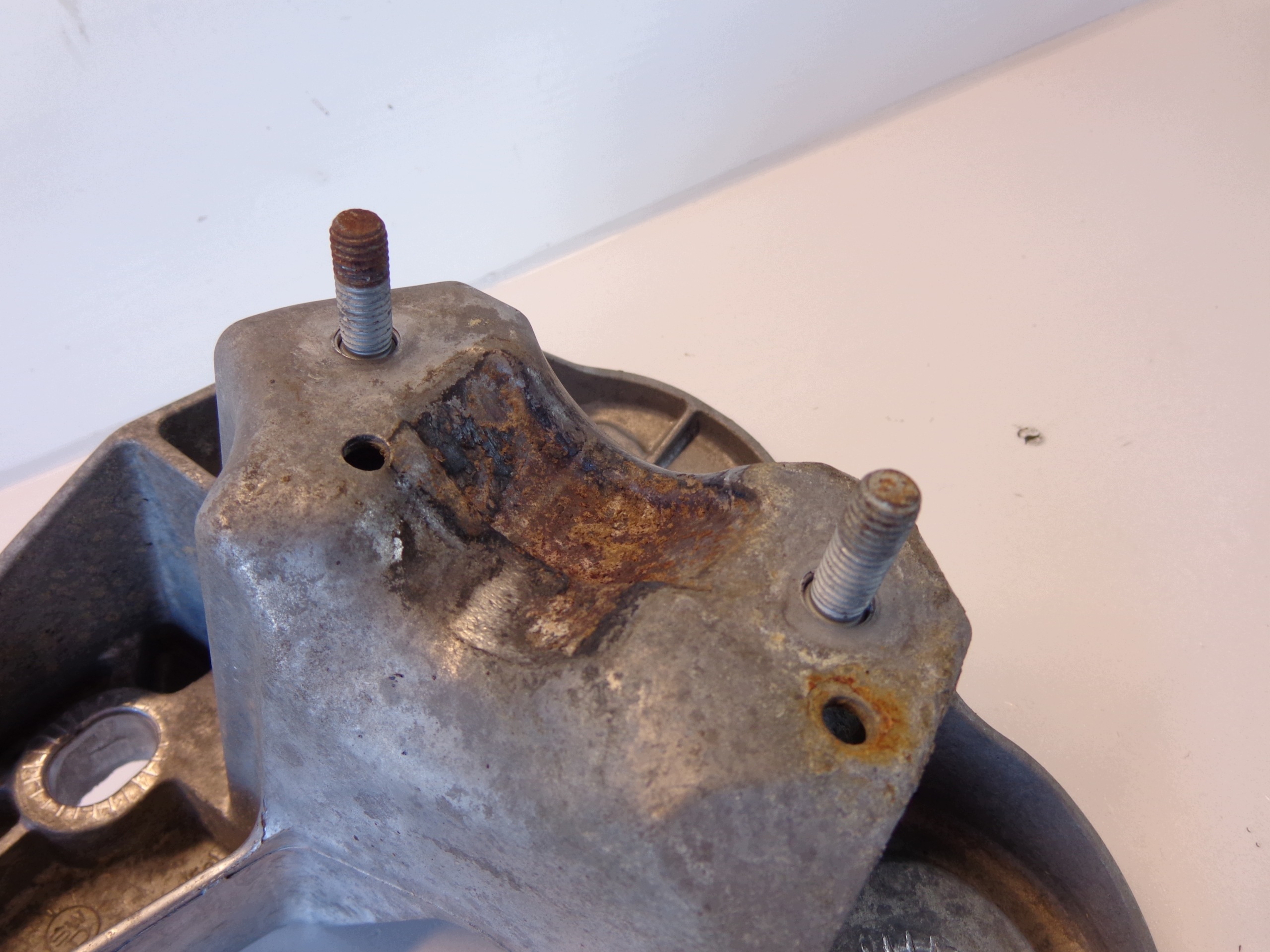 Audi A6 C6 Lift 3.0 TFSI moottorin kiinnike 4F0199352M