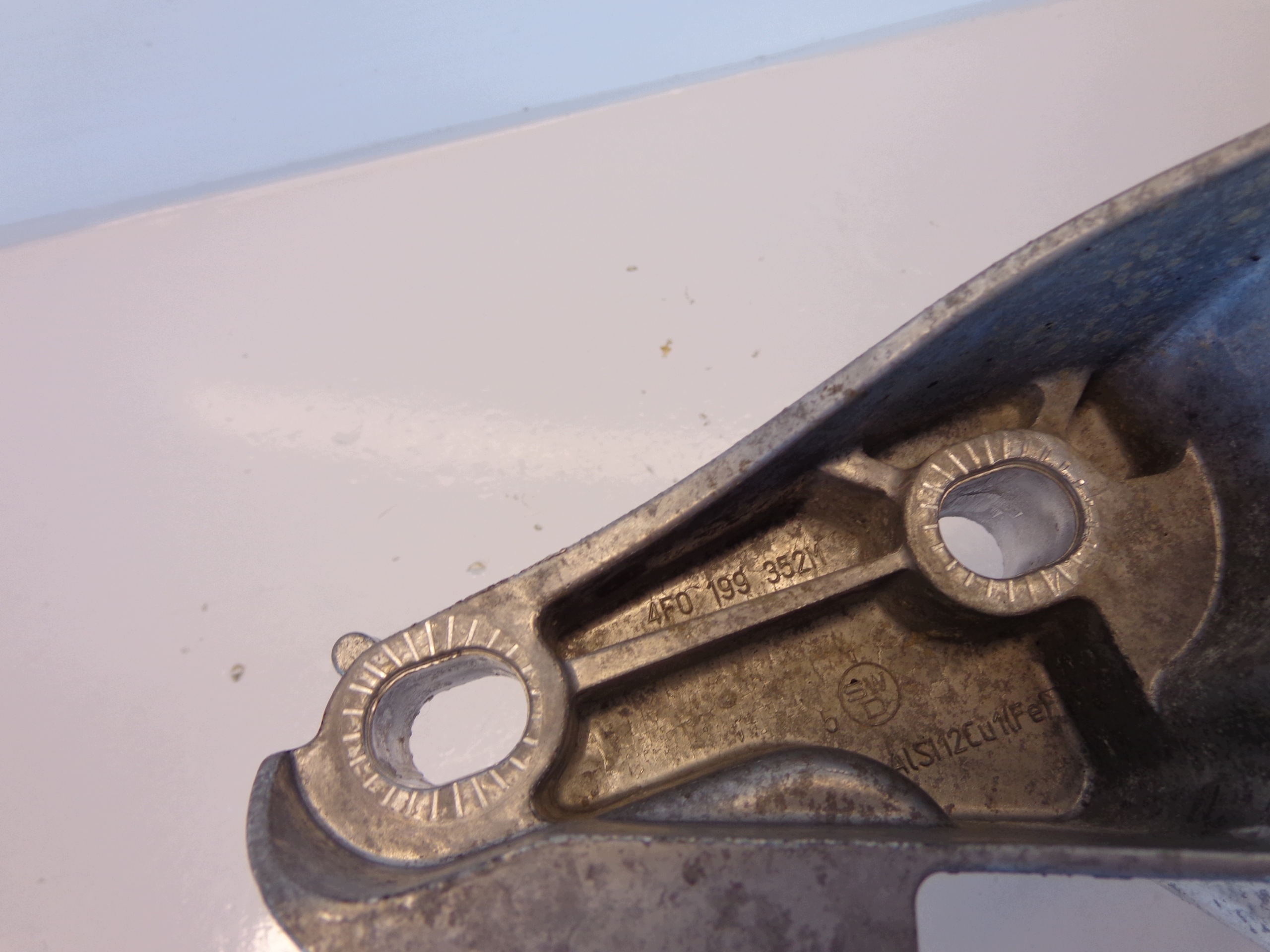 Audi A6 C6 Lift 3.0 TFSI moottorin kiinnike 4F0199352M image 3
