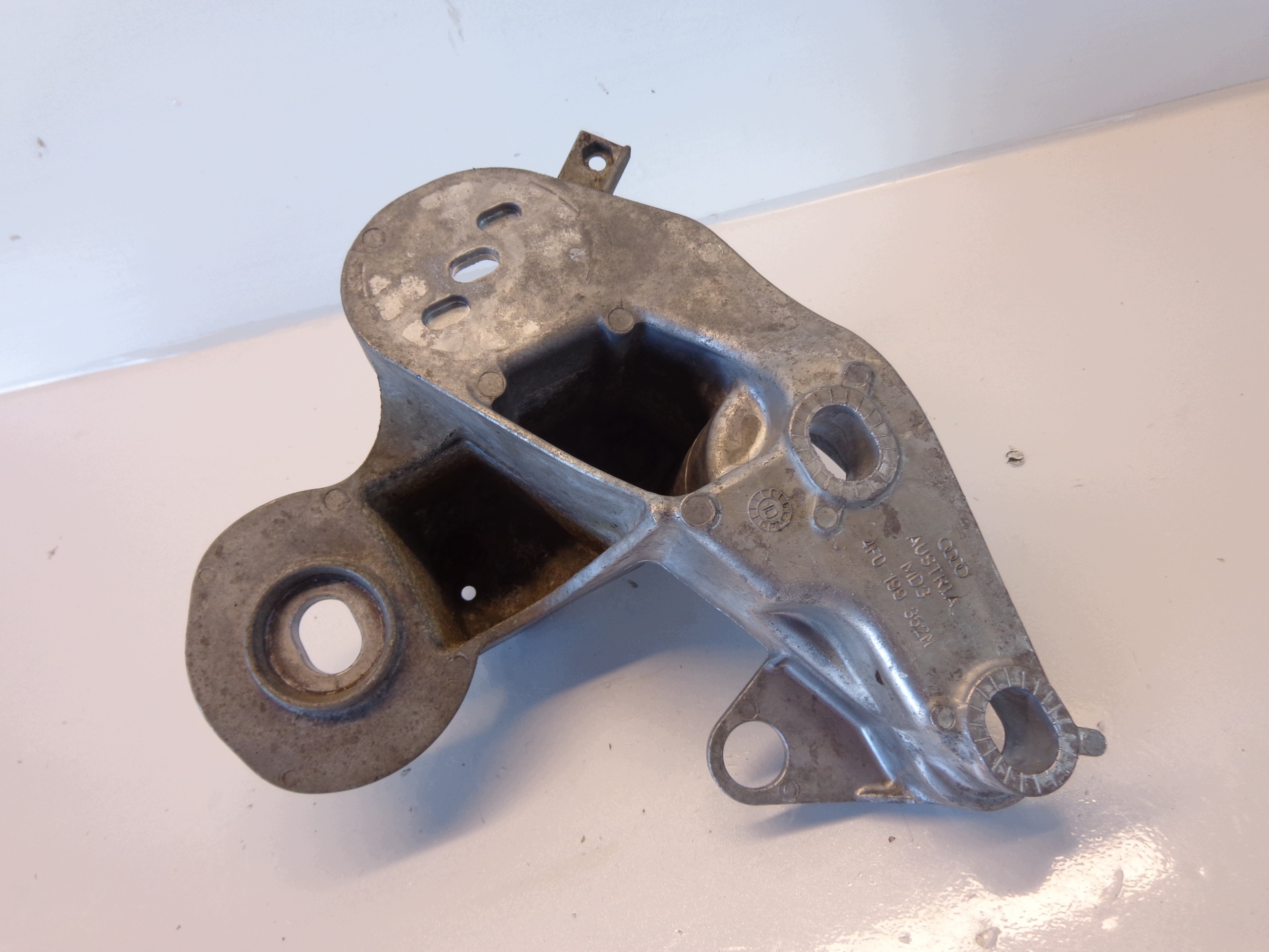 Audi A6 C6 Lift 3.0 TFSI moottorin kiinnike 4F0199352M image 4