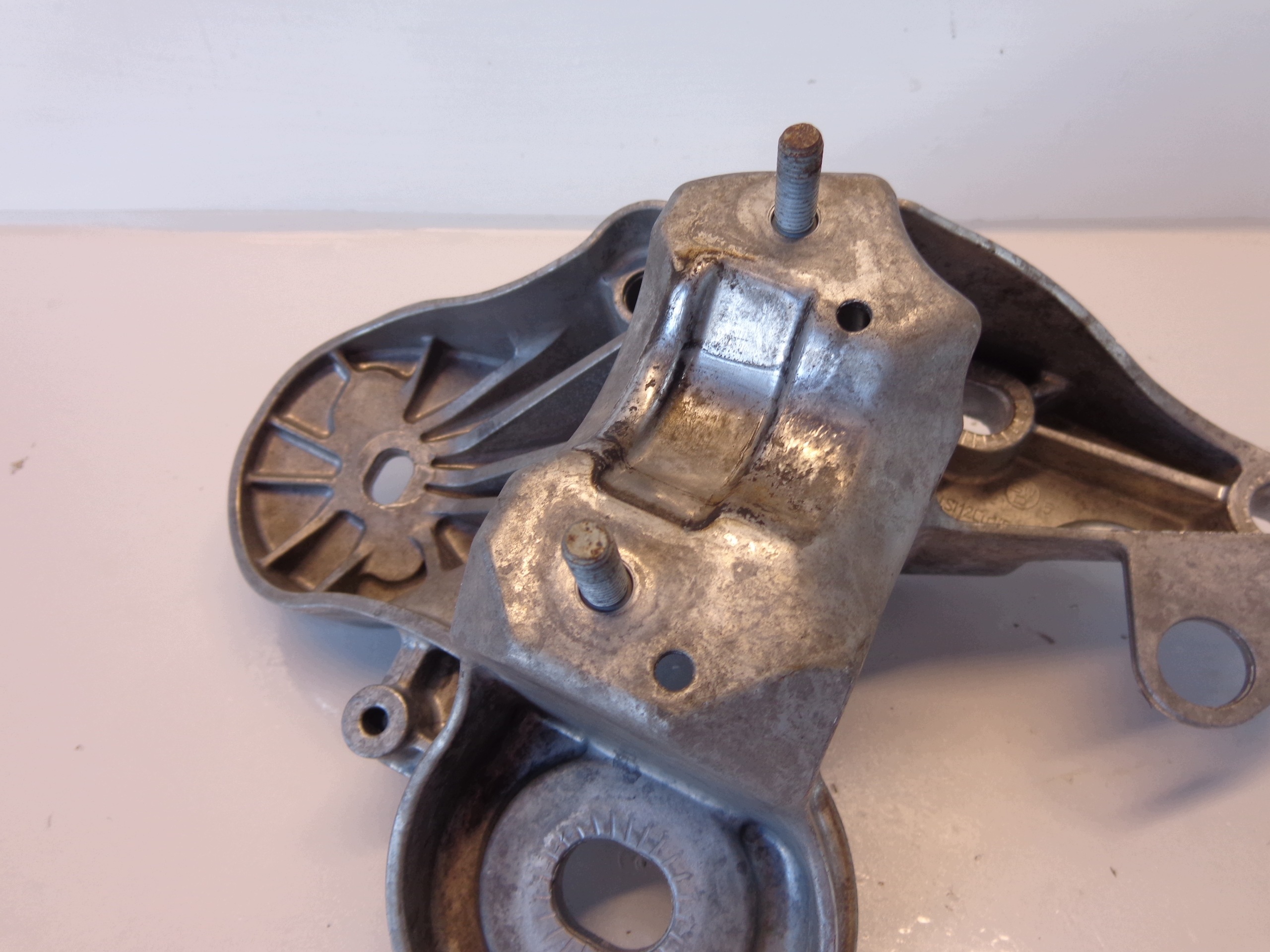 Audi A6 C6 Lift 3.0 TFSI Moottorin kiinnike 4F0199351S
