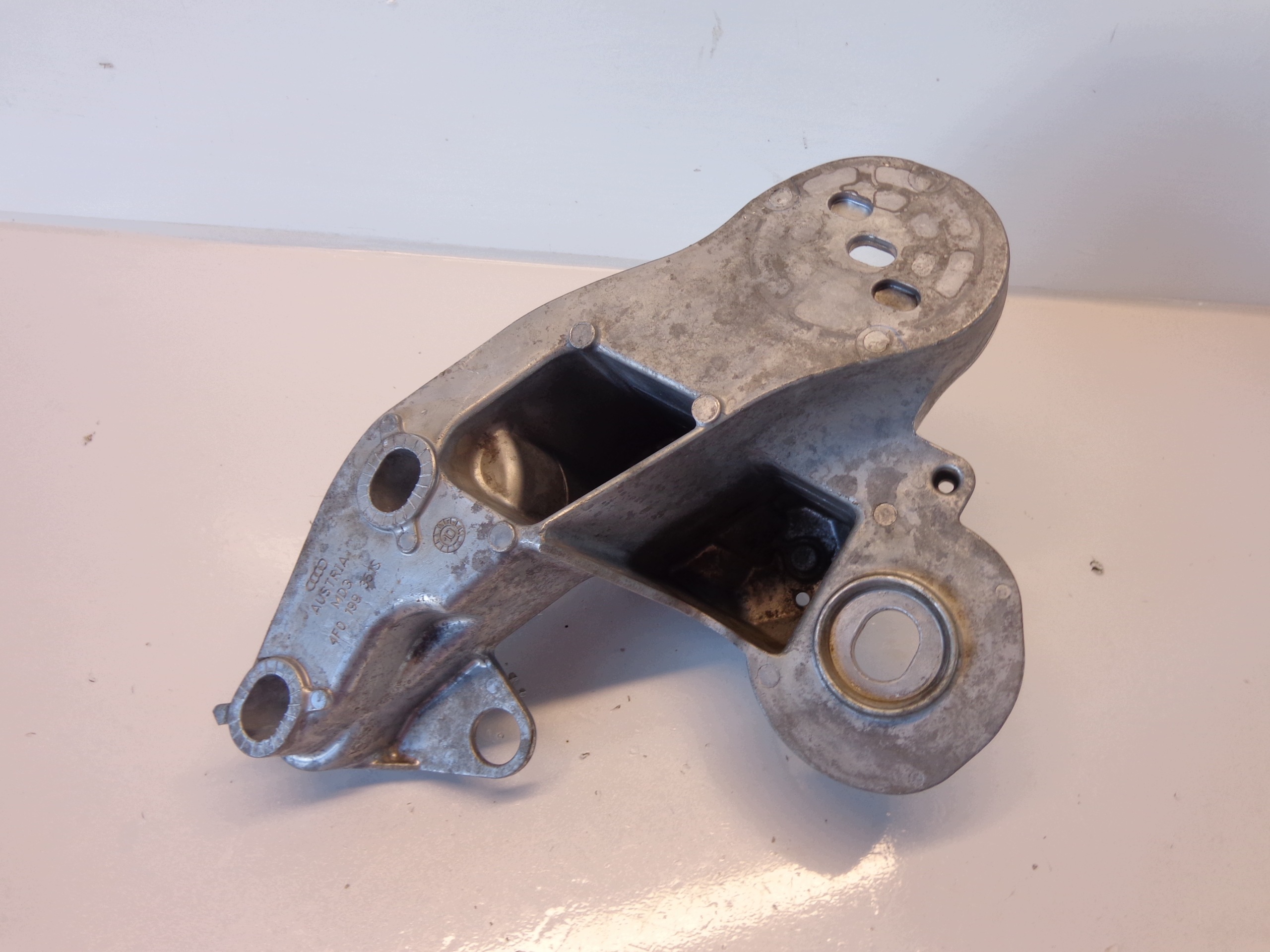 Support moteur Audi A6 C6 3.0 TFSI 4F0199351S image 3
