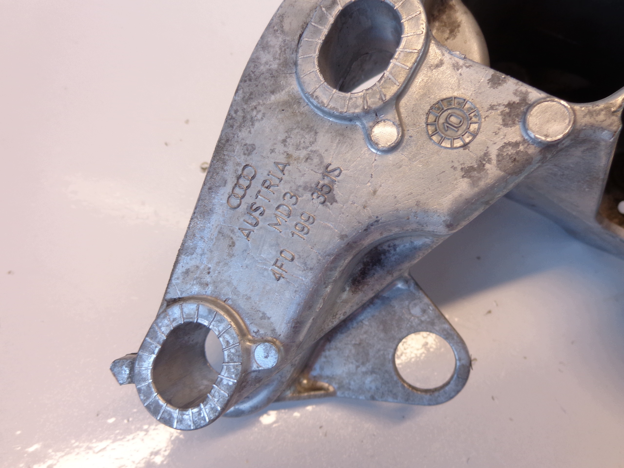 Support moteur Audi A6 C6 3.0 TFSI 4F0199351S image 4