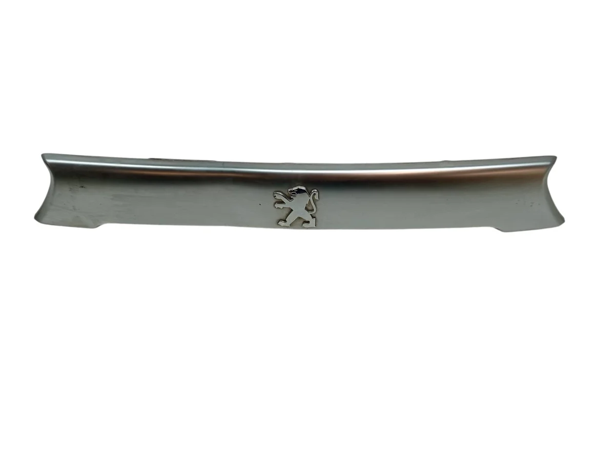 Embellecedor portón trasero Peugeot 4007 (2007-2012)
