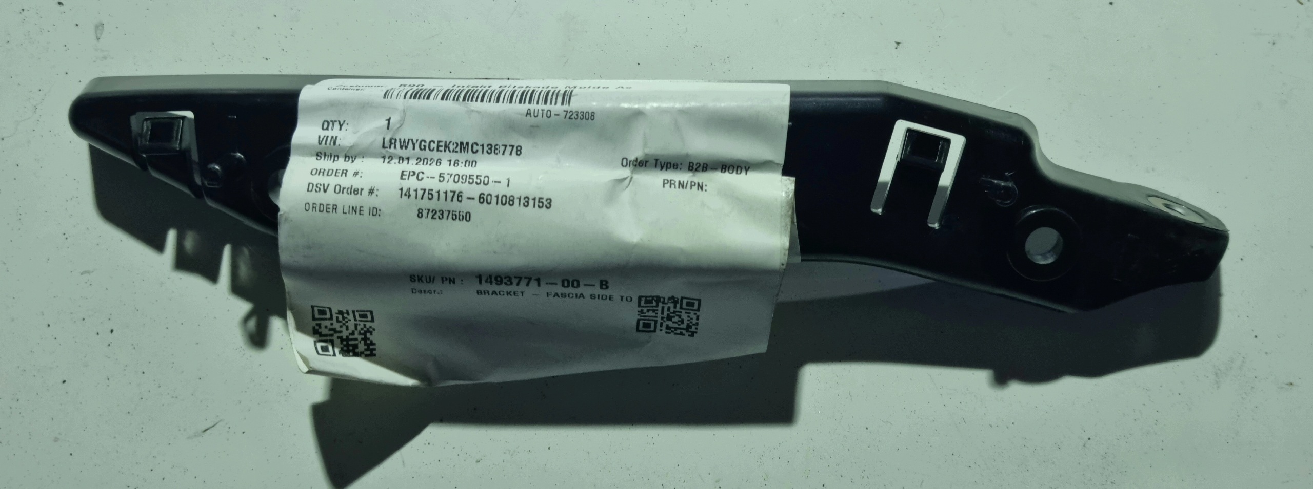 Fixation aile avant droit Tesla Model Y image 2