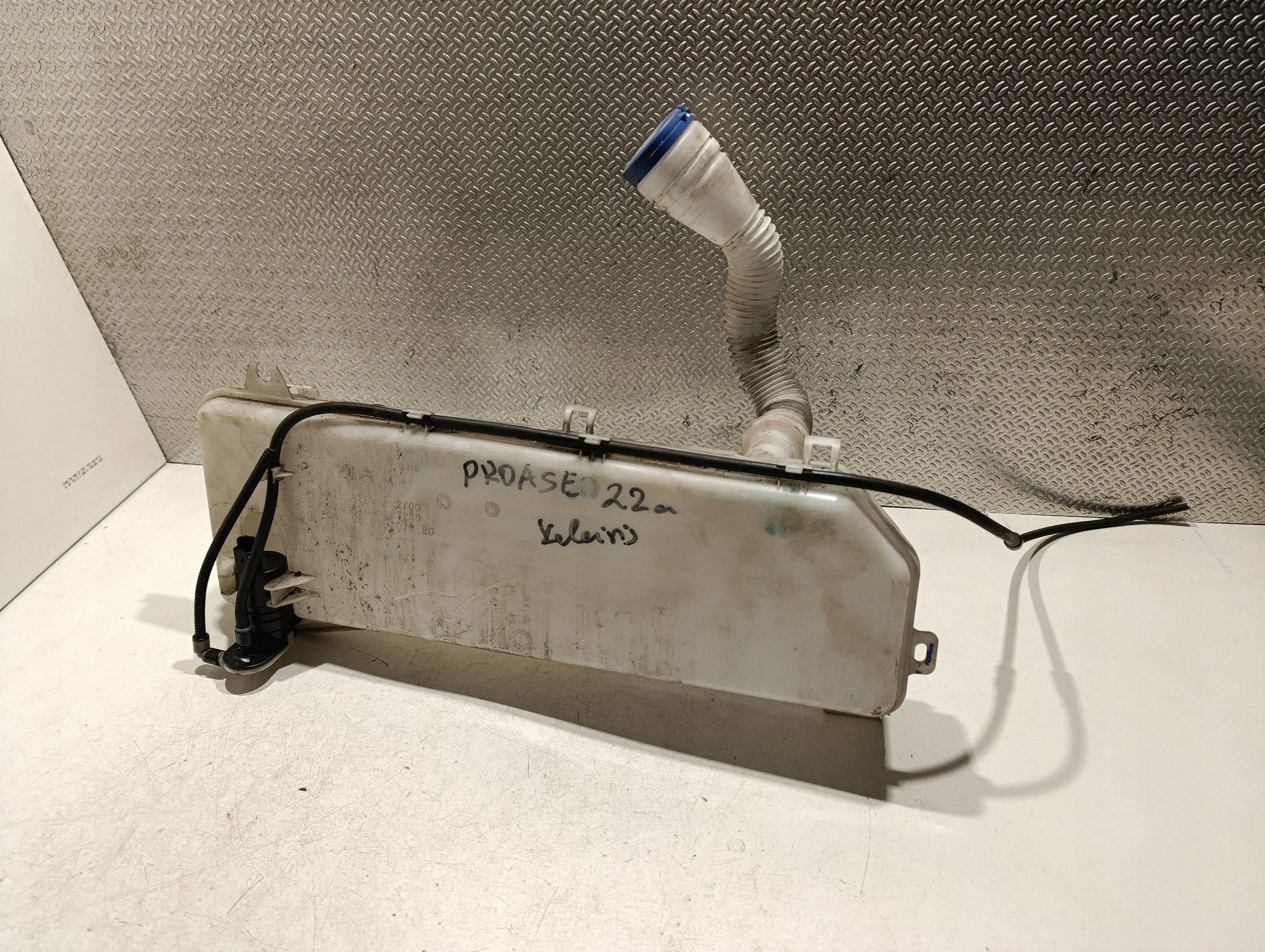 TOYOTA YARIS P21 pesunestesäiliö A2C96222700 image 2