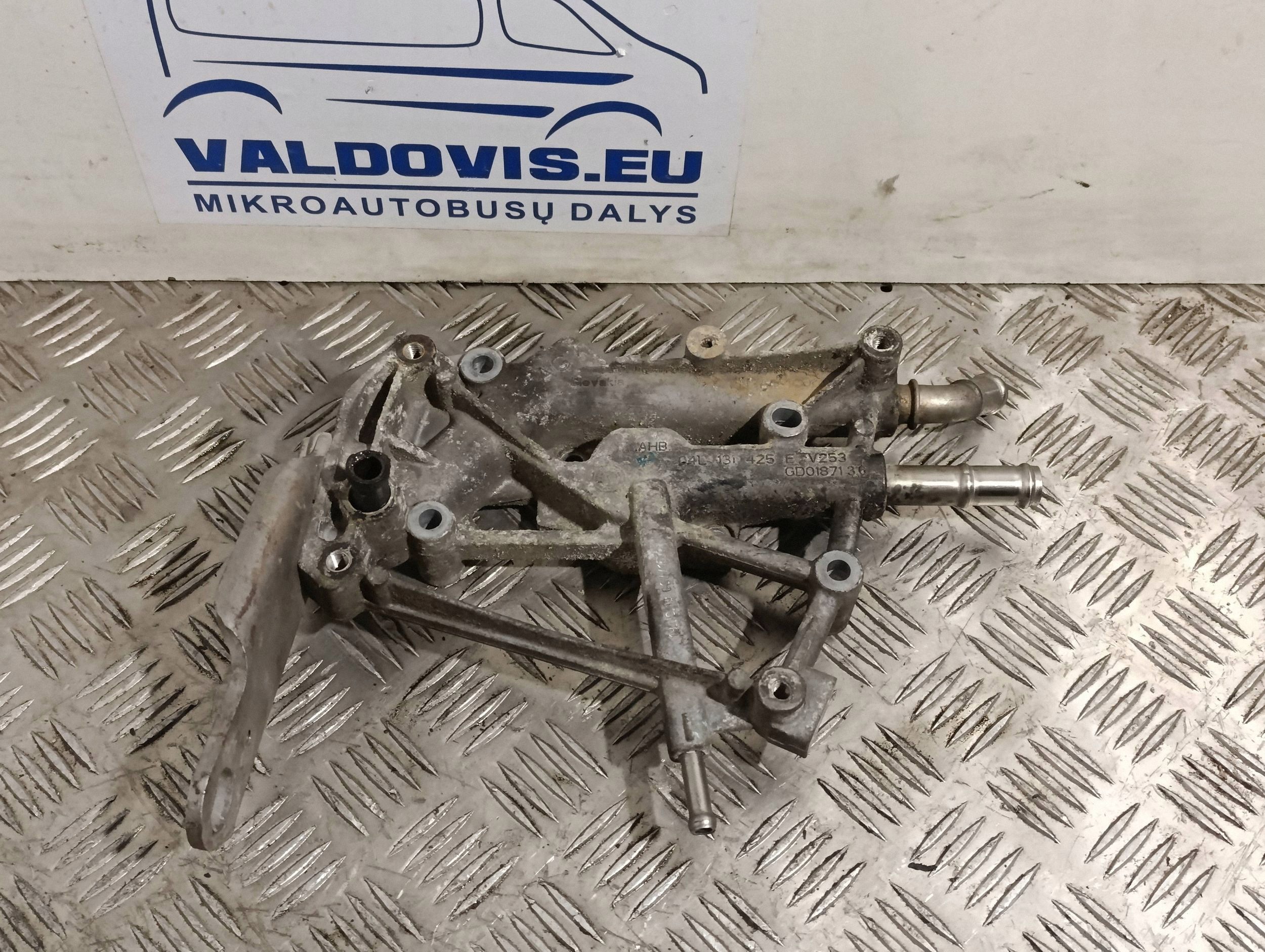 VW T6 EGR-jäähdyttimen pidike 04L131425E image 2