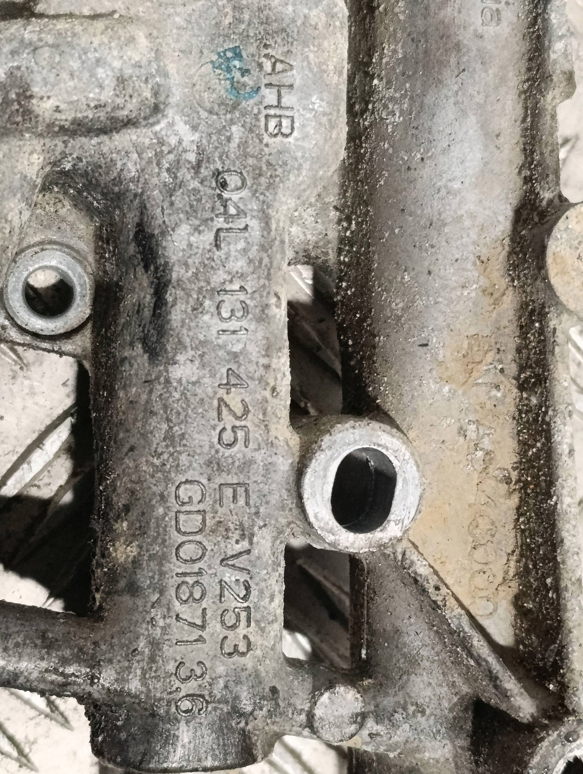 VW T6 EGR-jäähdyttimen pidike 04L131425E image 4