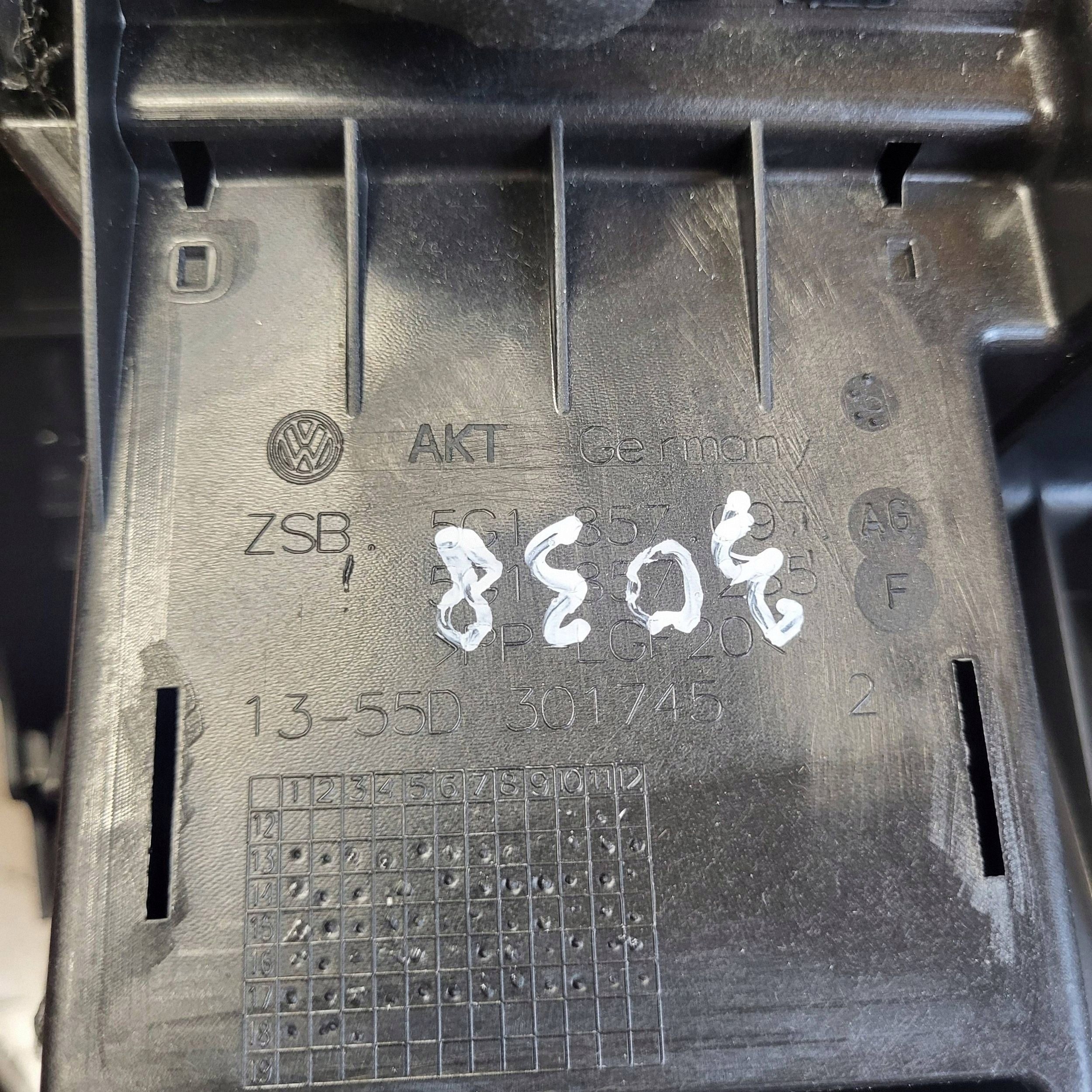 VW Golf VII Ablagefach Armaturenbrett 1355D301745 image 7