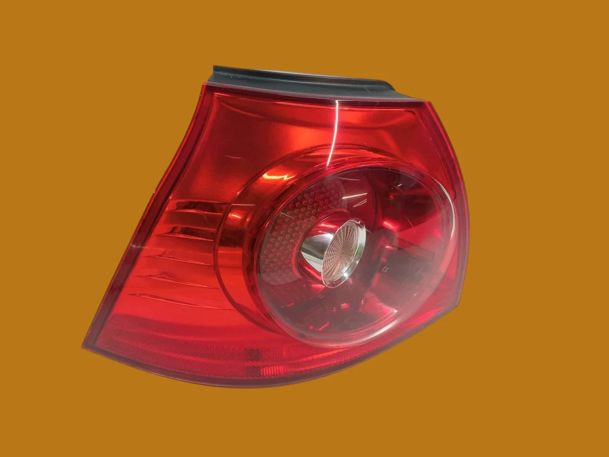 Phare arrière gauche VW Golf V 1K6945095E