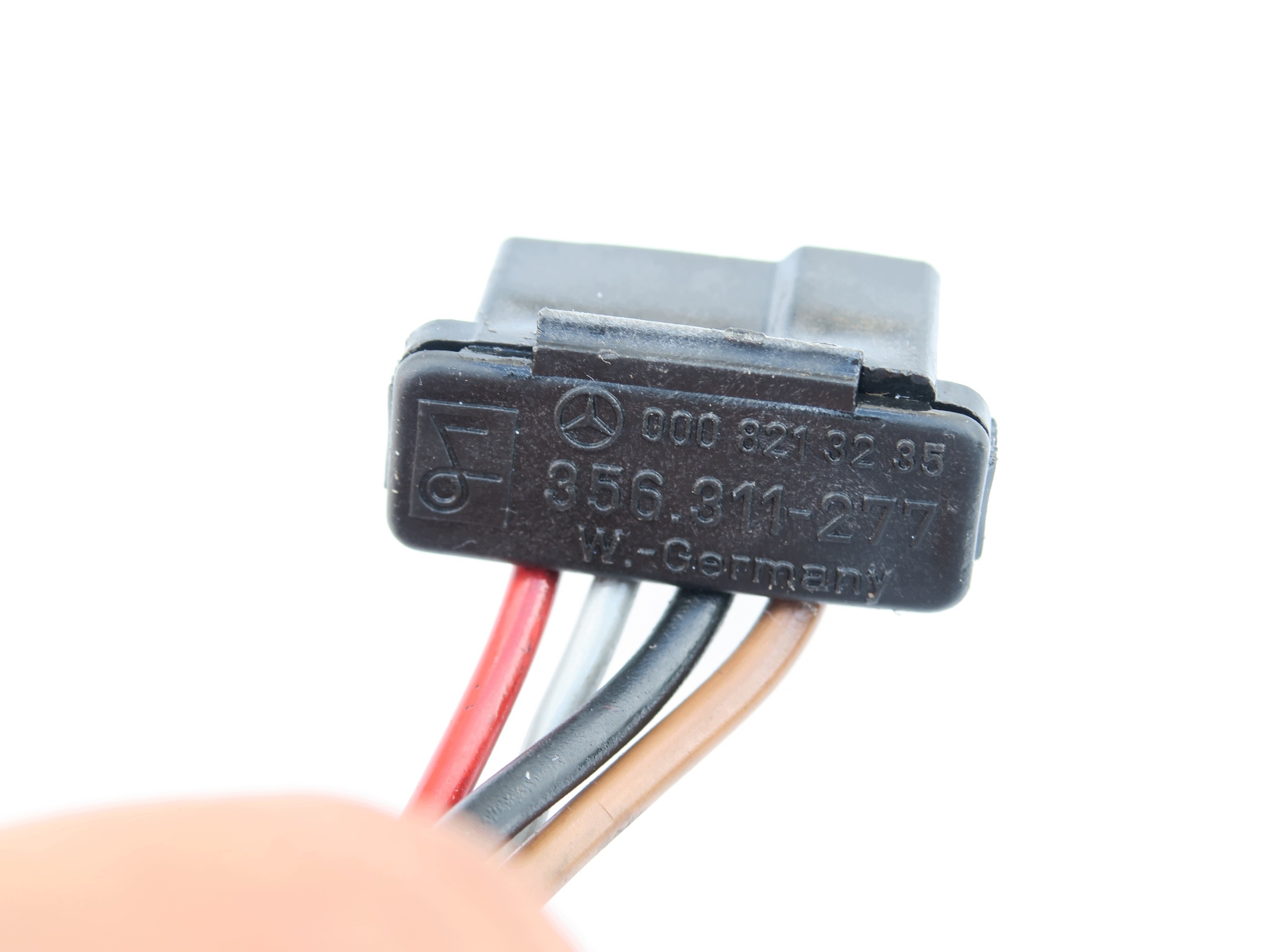 Adapteri Becker -> Pioneer radioille Mercedes