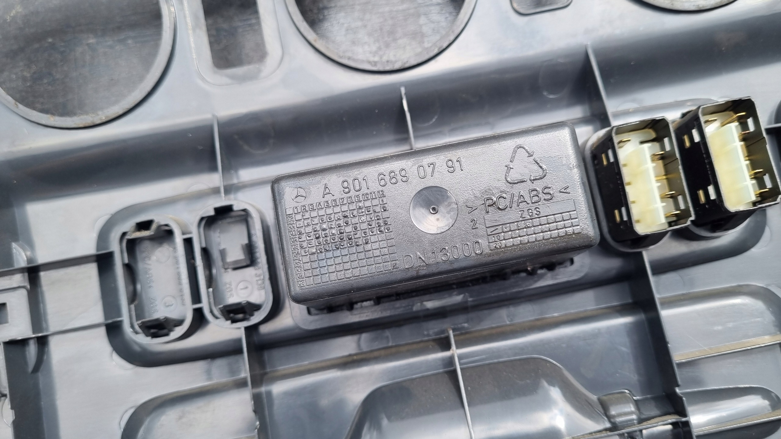Mercedes Sprinter Cadre Console A9016801807 image 10