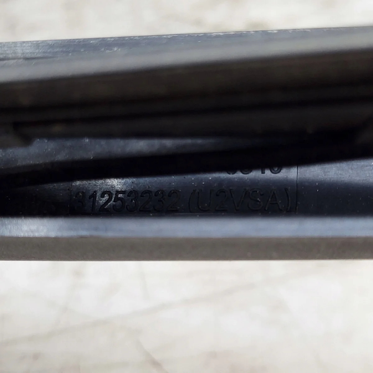 Brazo limpiaparabrisas Volvo V60 31253232 Usado image 3