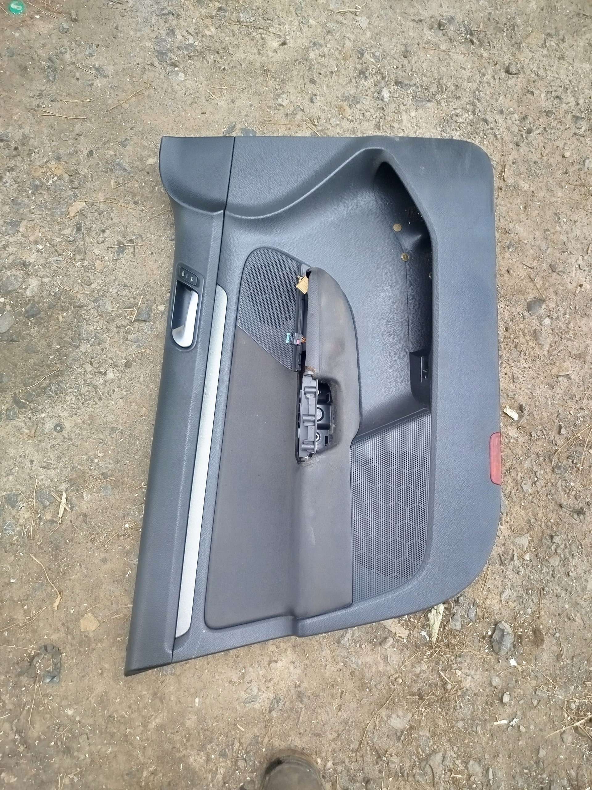 Volkswagen Jetta V vasen etupaneeli, OEM 1K4867011