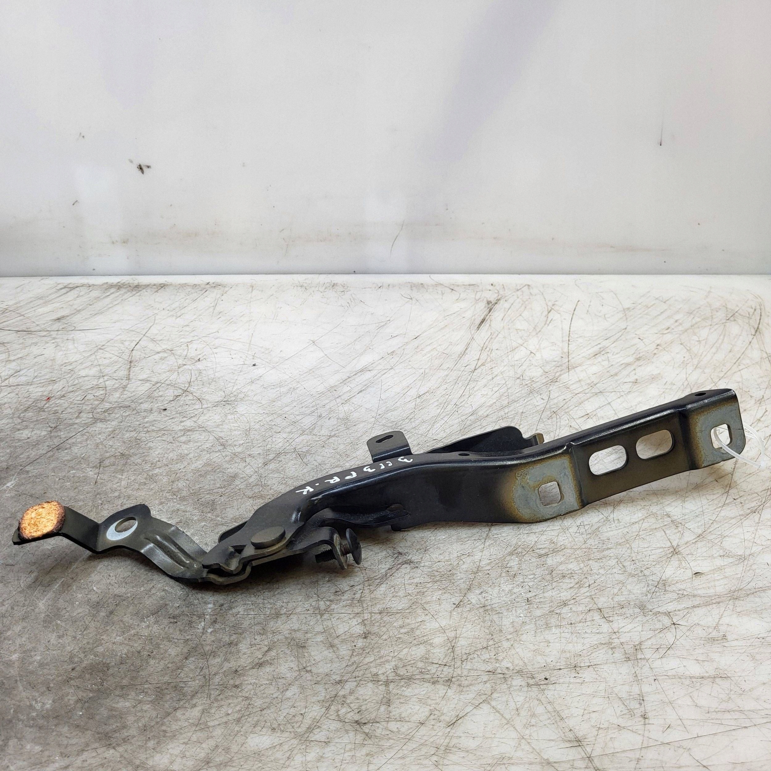 Peugeot 2008 II konepellin saranat 9639901480