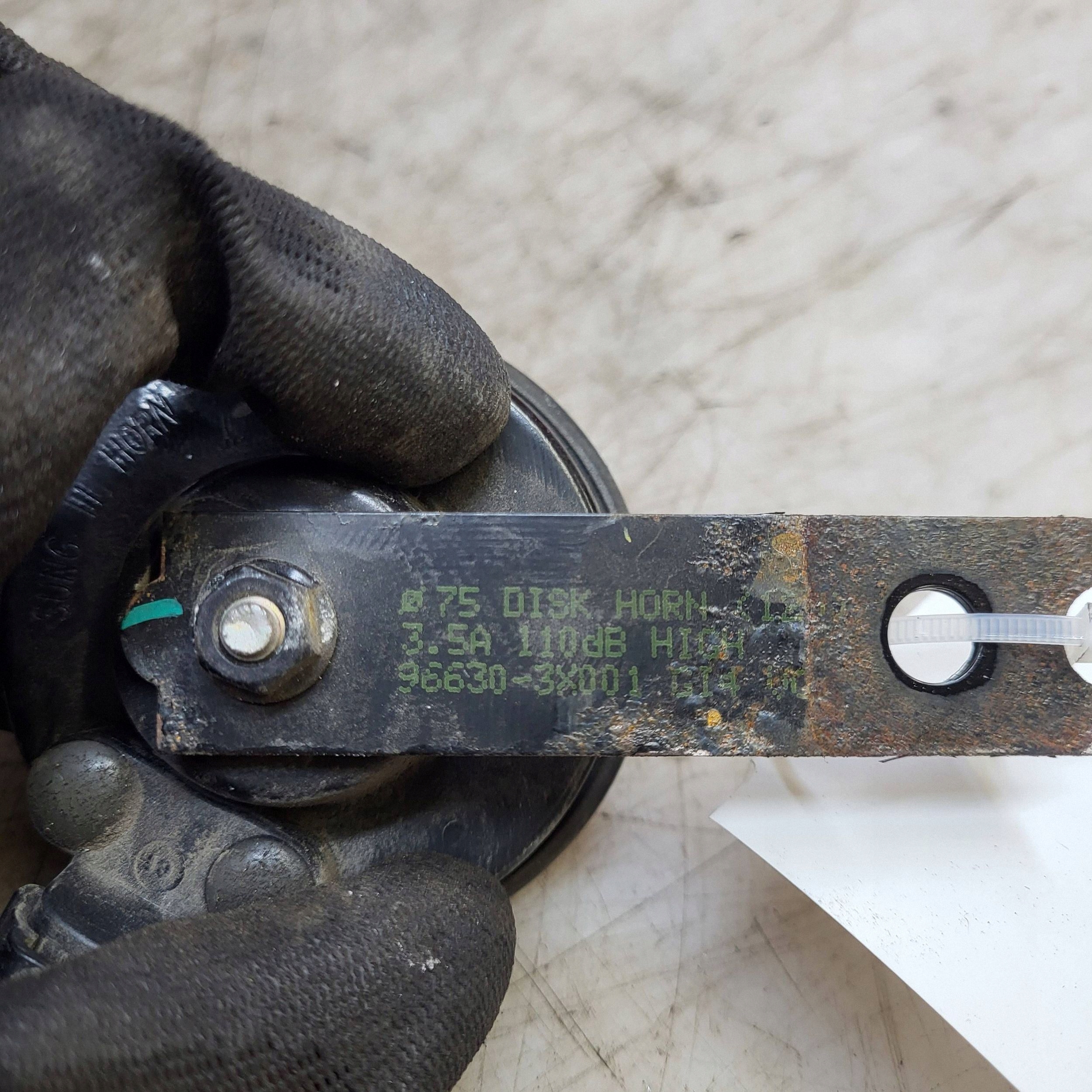 Hyundai OEM 96630-3X001 Usado image 4