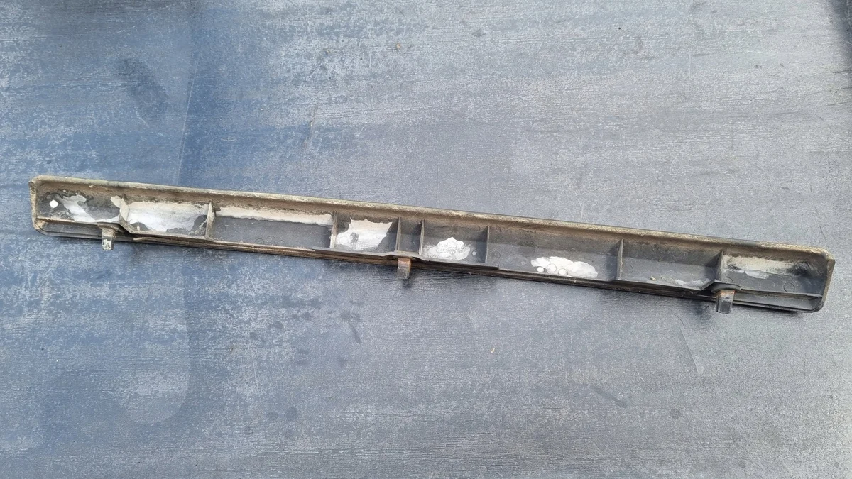 VW T4 2.5TDI 00-03 takaluukun lista OEM 701827577A