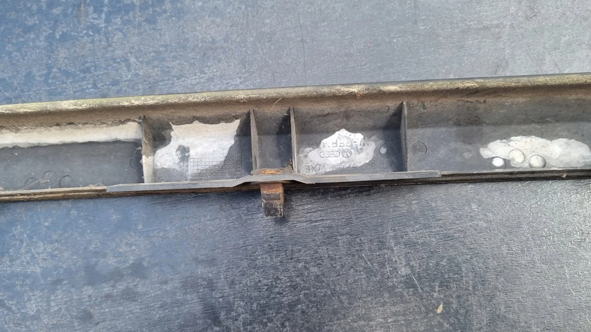 Bandeau hayon VW T4 2.5TDI 701827577A image 4