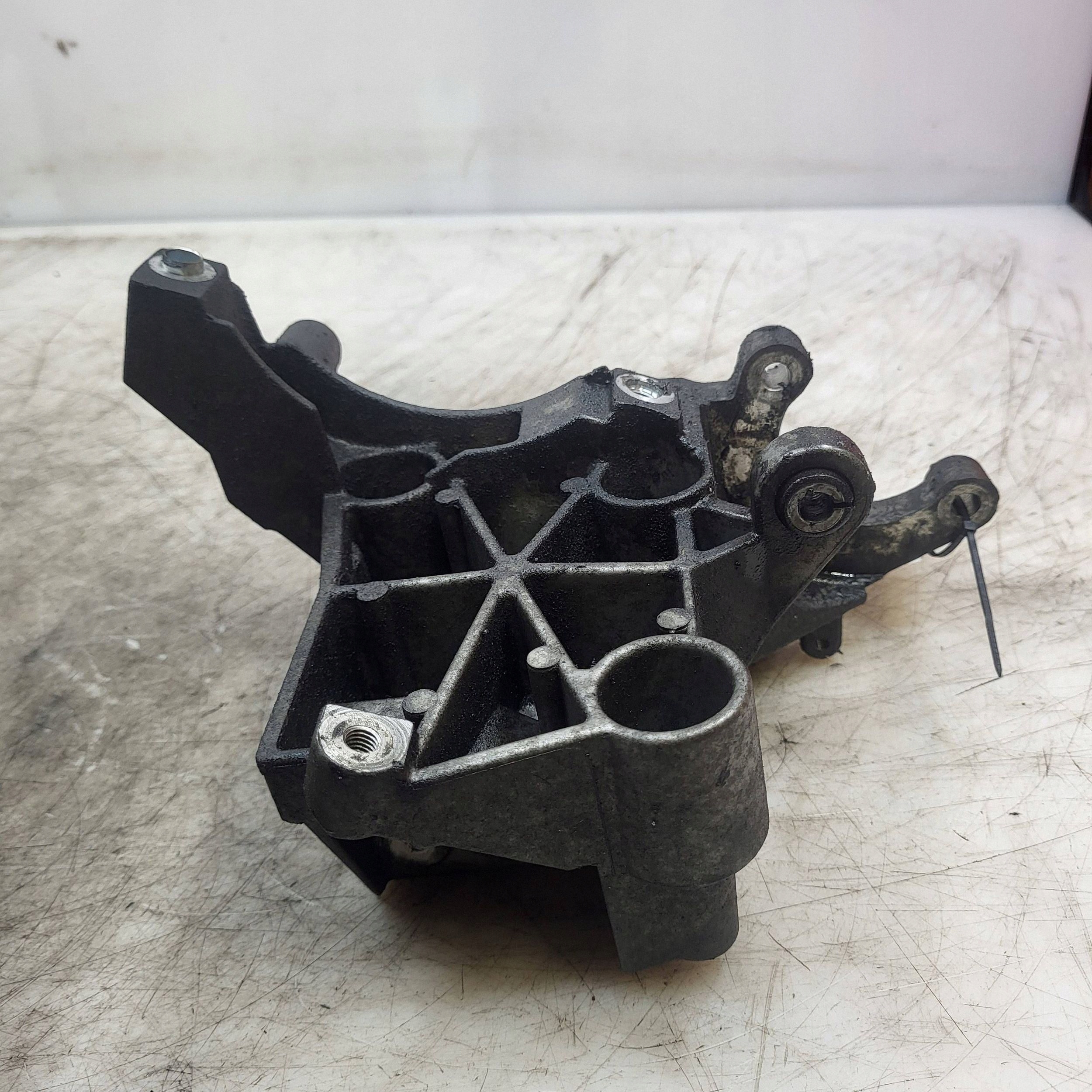 Audi Q7 4L Soporte Bomba Dirección JUT275139 image 4