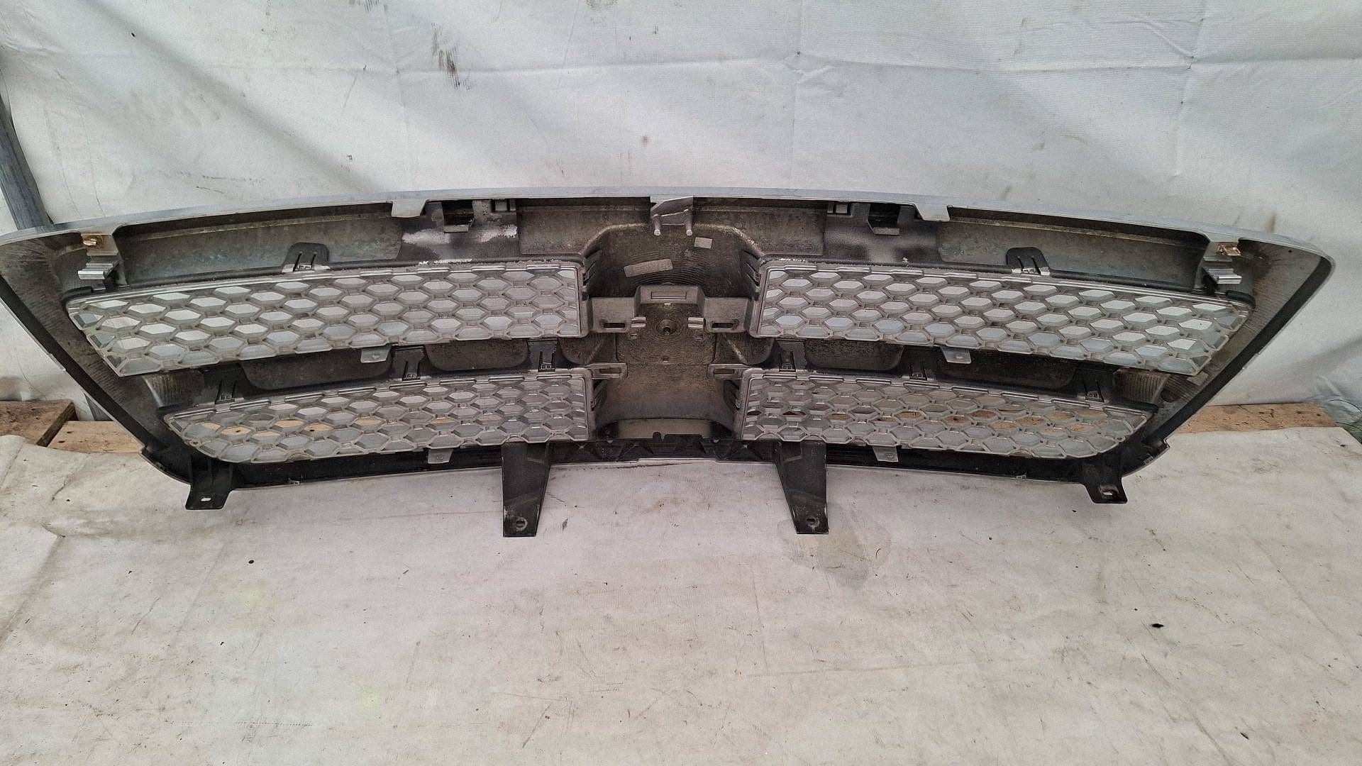 Grilli Dodge RAM 1500 55372059AB Käytetty