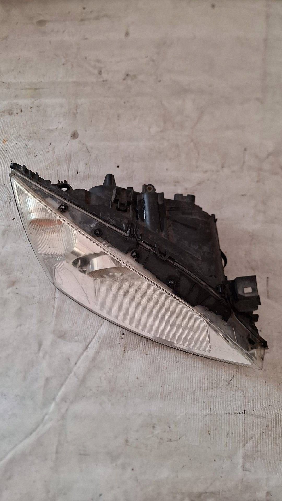Ford Mondeo Mk III Headlight Right 0301174272