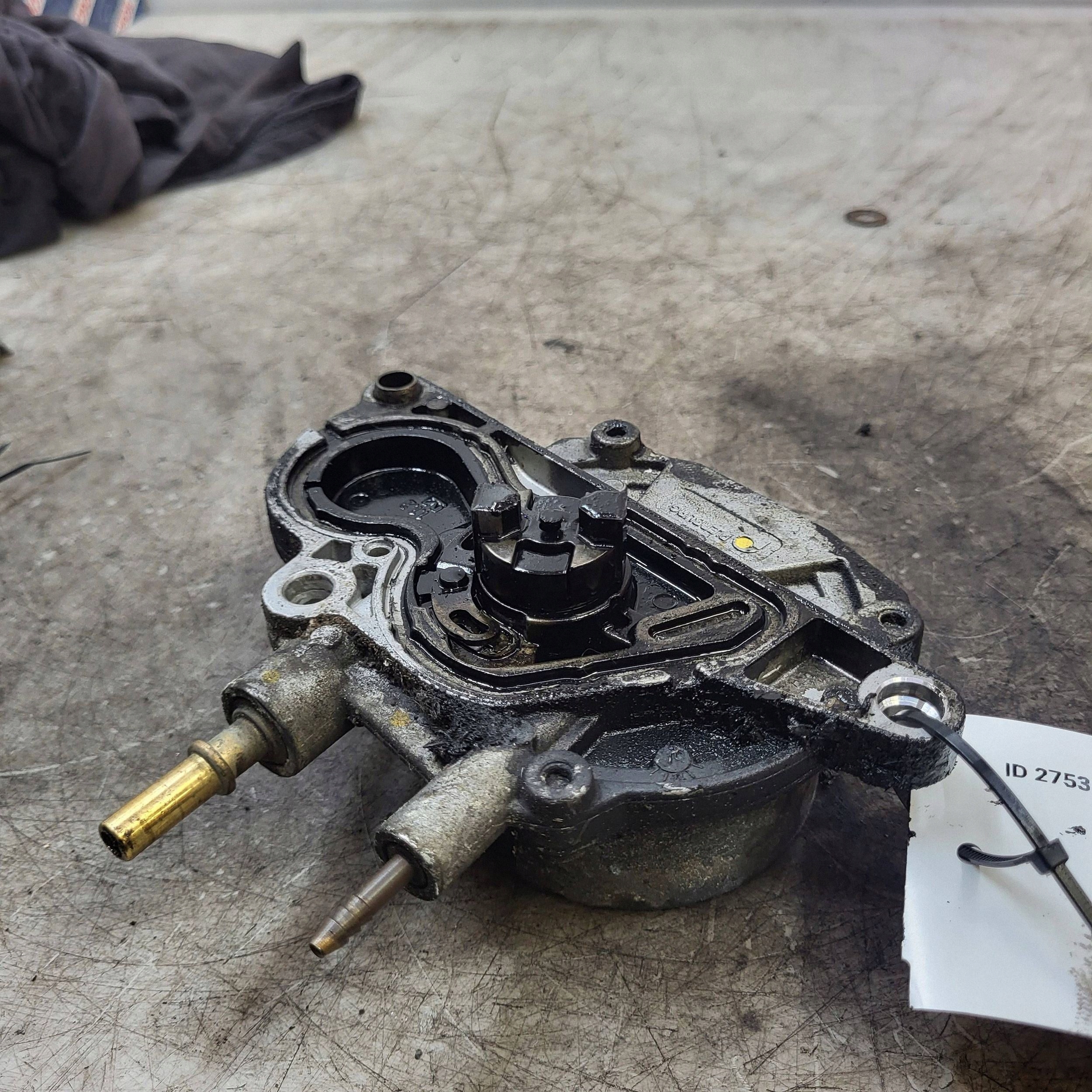 Pompe à vide Opel Astra J 2010 image 4
