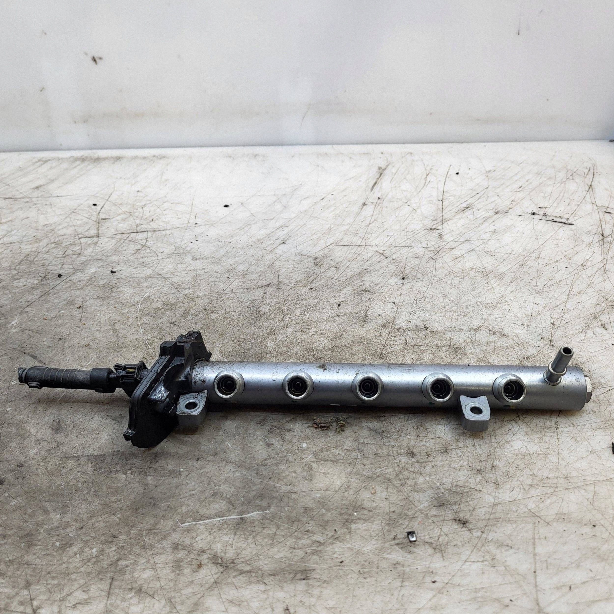 Nissan X-Trail T31 2016 Rampe d'injection 8201044829 image 2