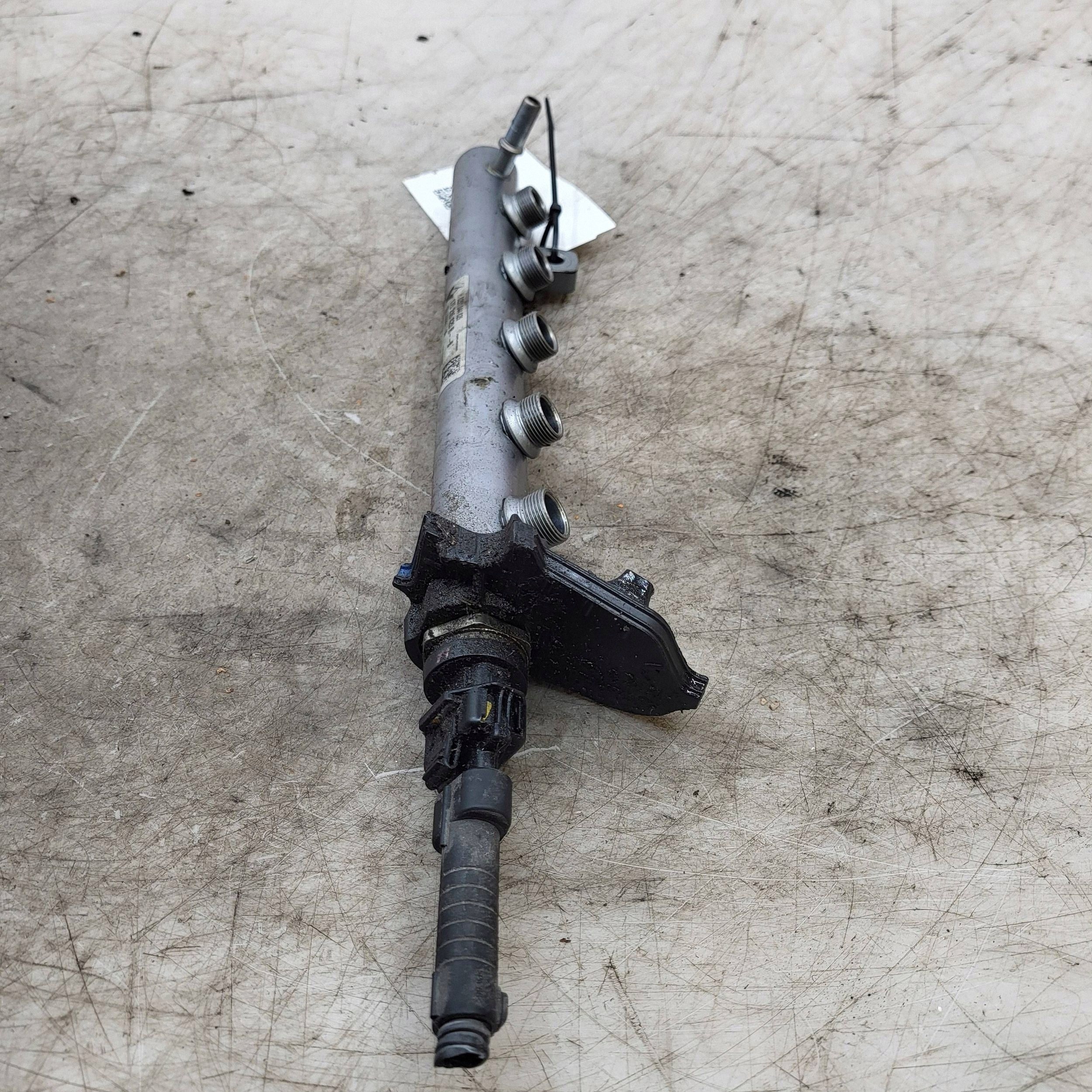 Nissan X-Trail T31 2016 Rampe d'injection 8201044829 image 4