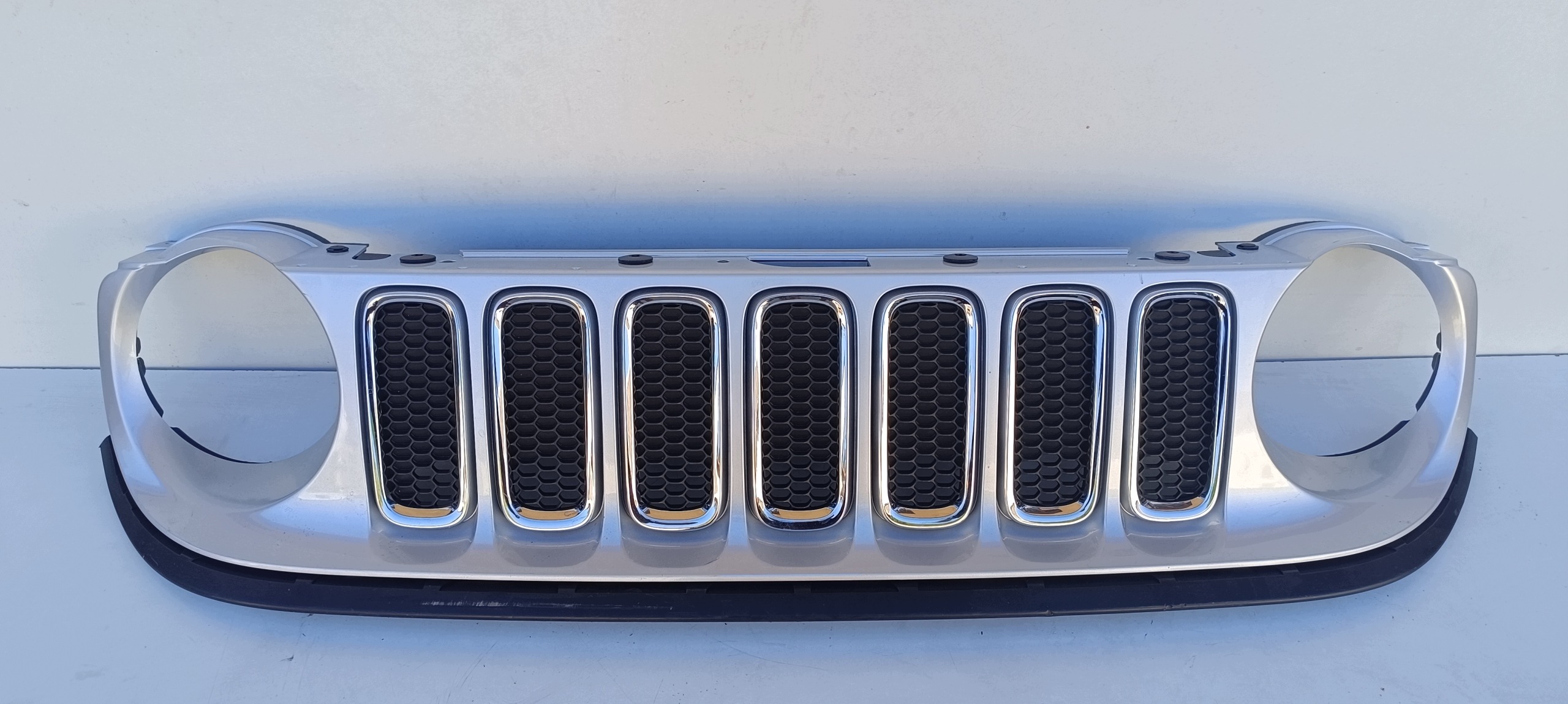 Jeep Renegade etusäleikkö 735587827 image 2