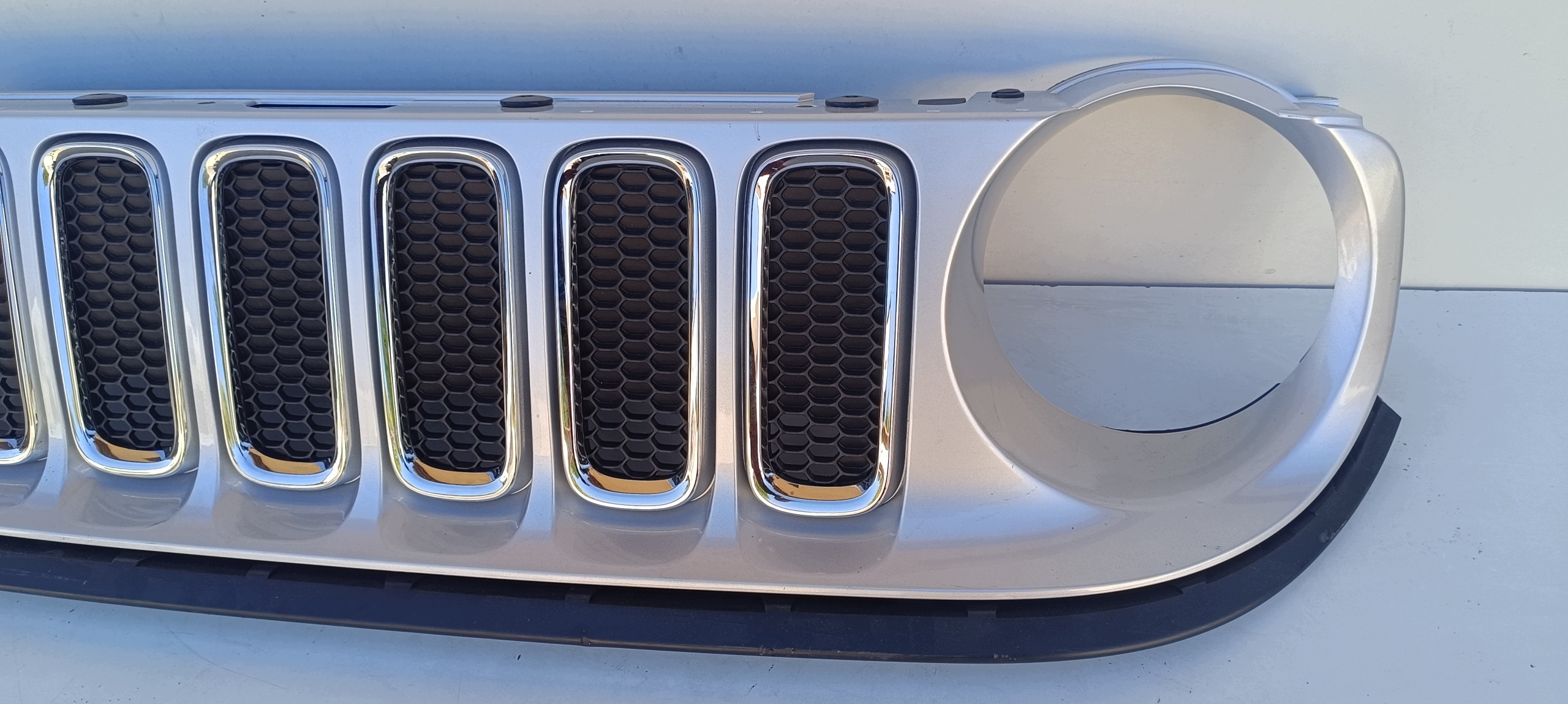 Jeep Renegade etusäleikkö 735587827 image 3