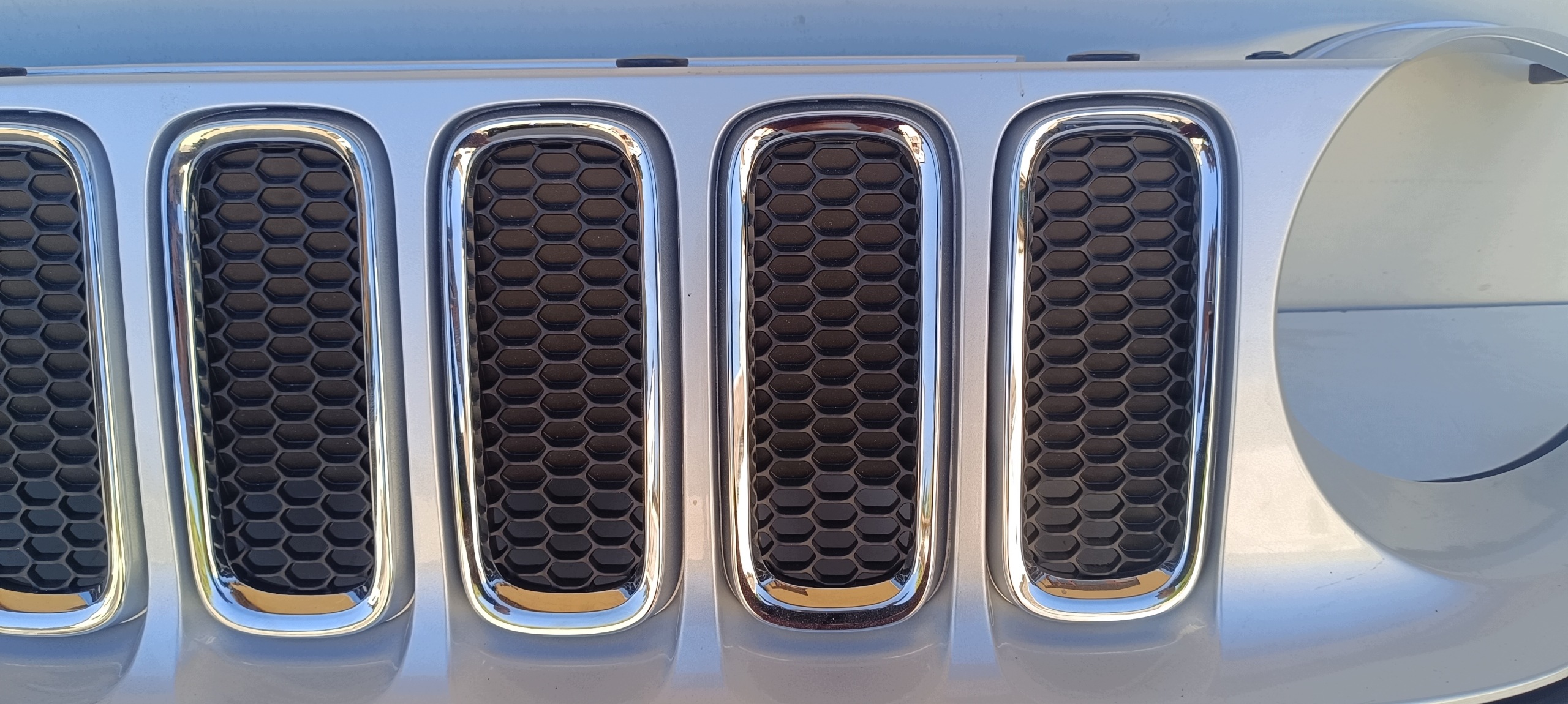 Jeep Renegade etusäleikkö 735587827 image 4