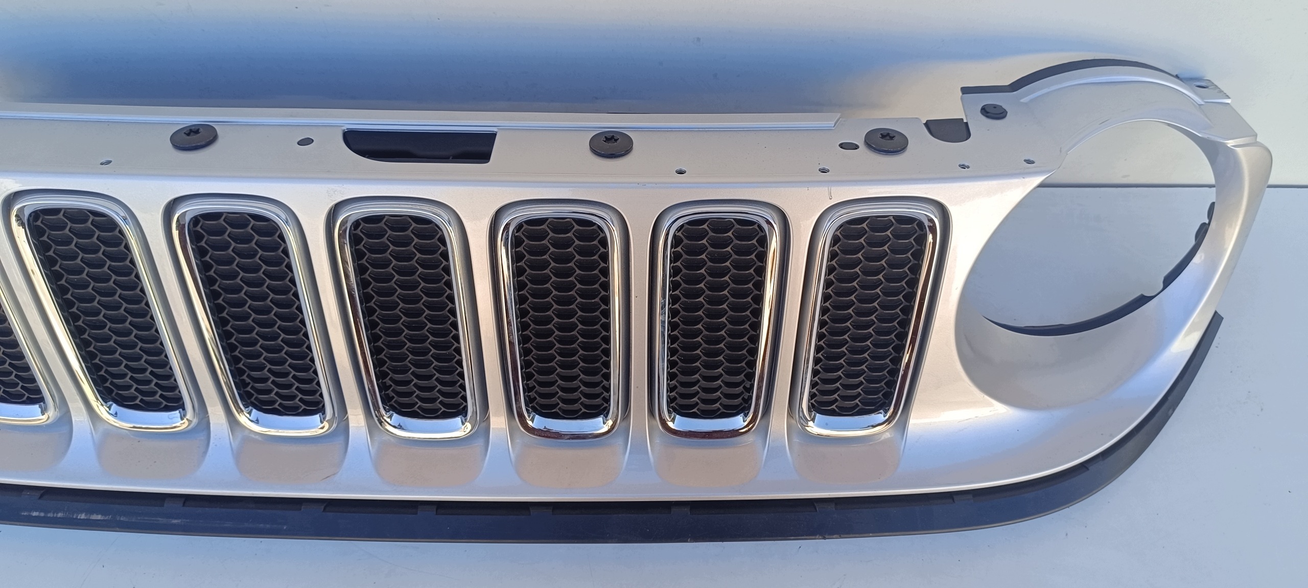 Jeep Renegade etusäleikkö 735587827 image 7