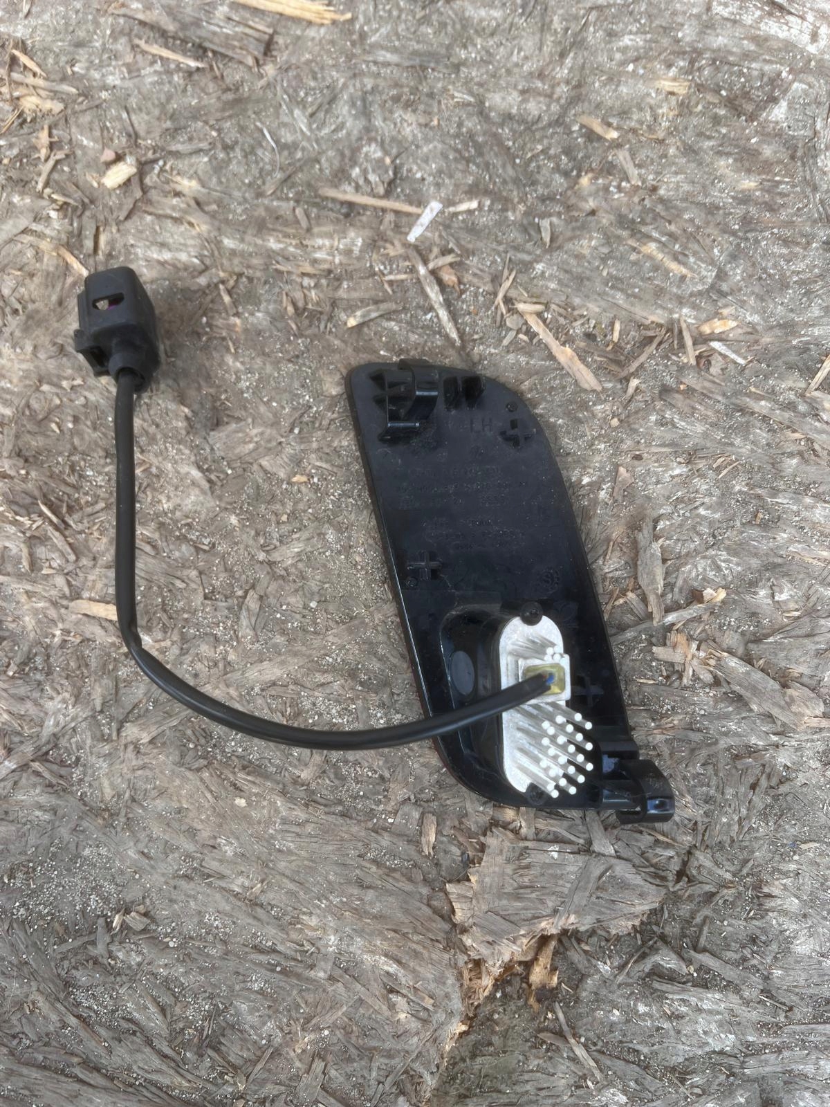 VW ID4 Refletor de Para-choque Usado OEM 11E945701 image 4