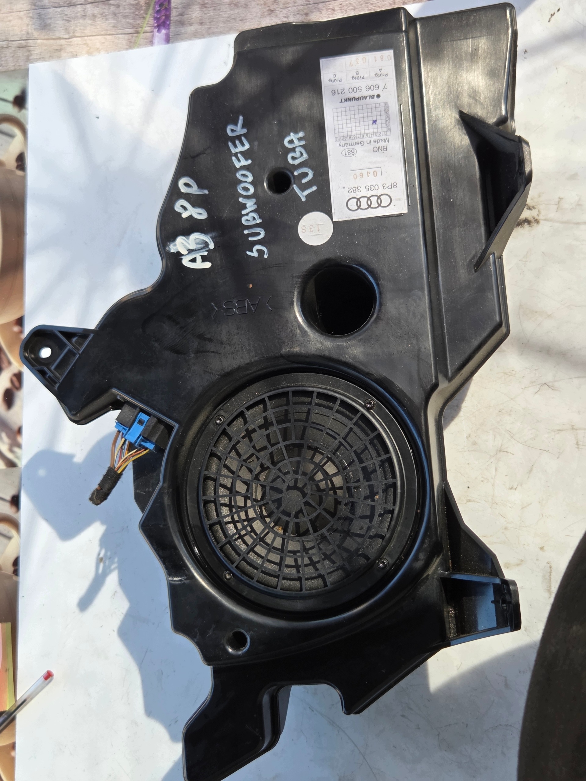 Audi A3 8P subwoofer 8P3035382 image 2
