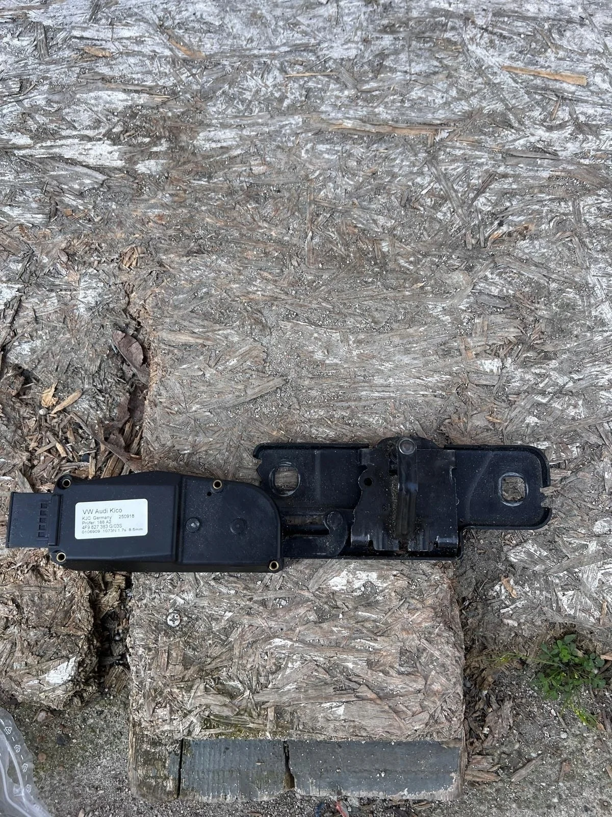 AUDI VW SKODA SEAT takaluukun lukko 4F9827383G