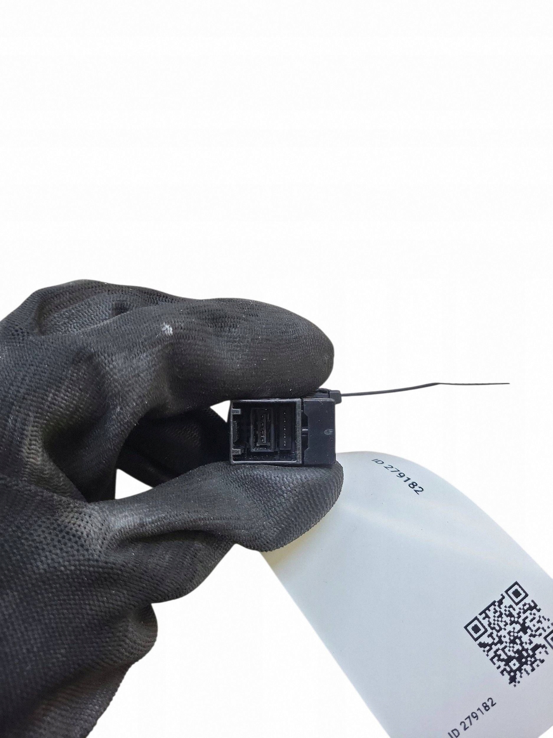 Toyota Yaris 2014 Conector USB 861900D070 image 3