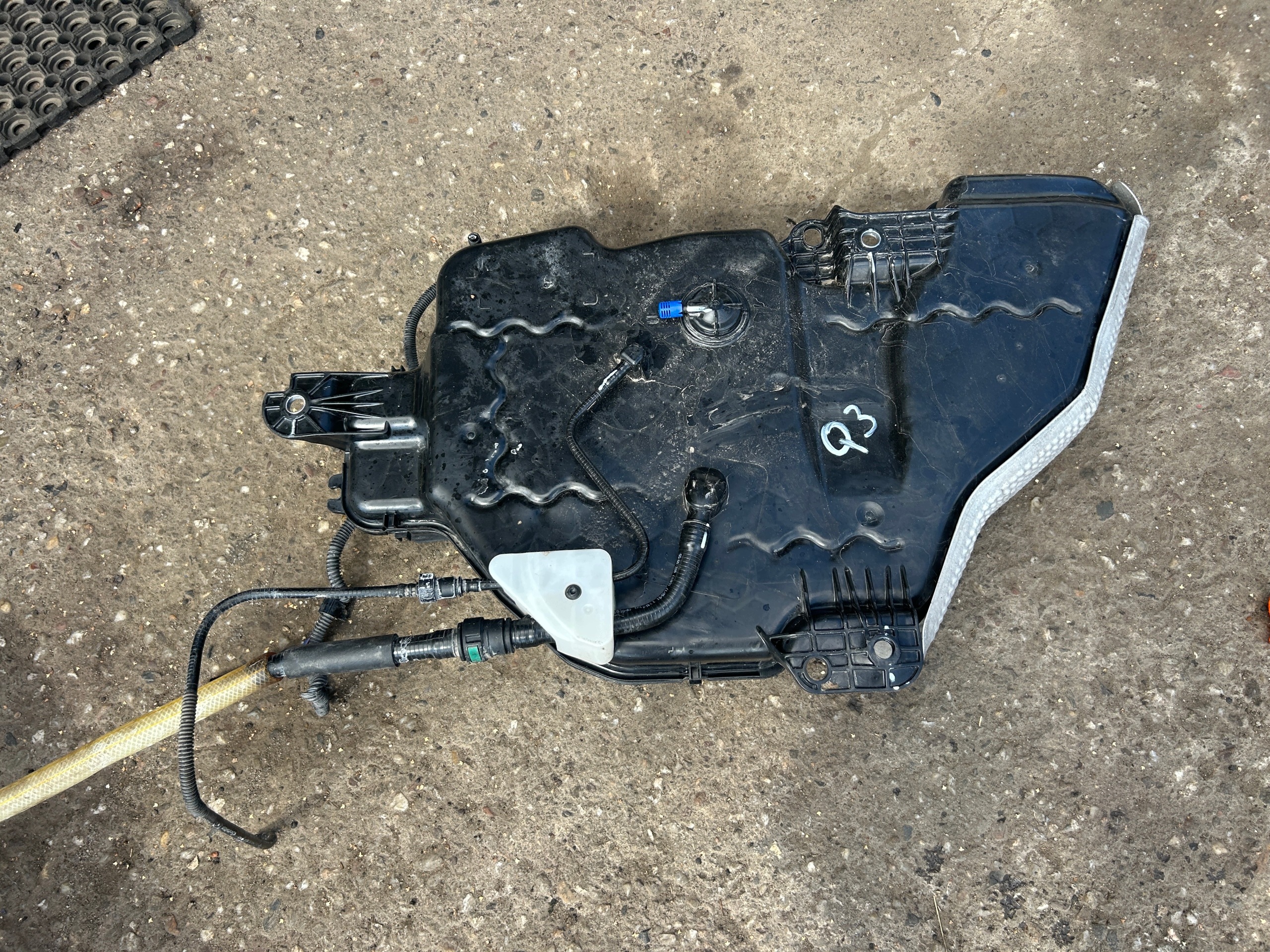 Audi Q3 VW Tiguan AdBlue Tank 5N0131877D image 2