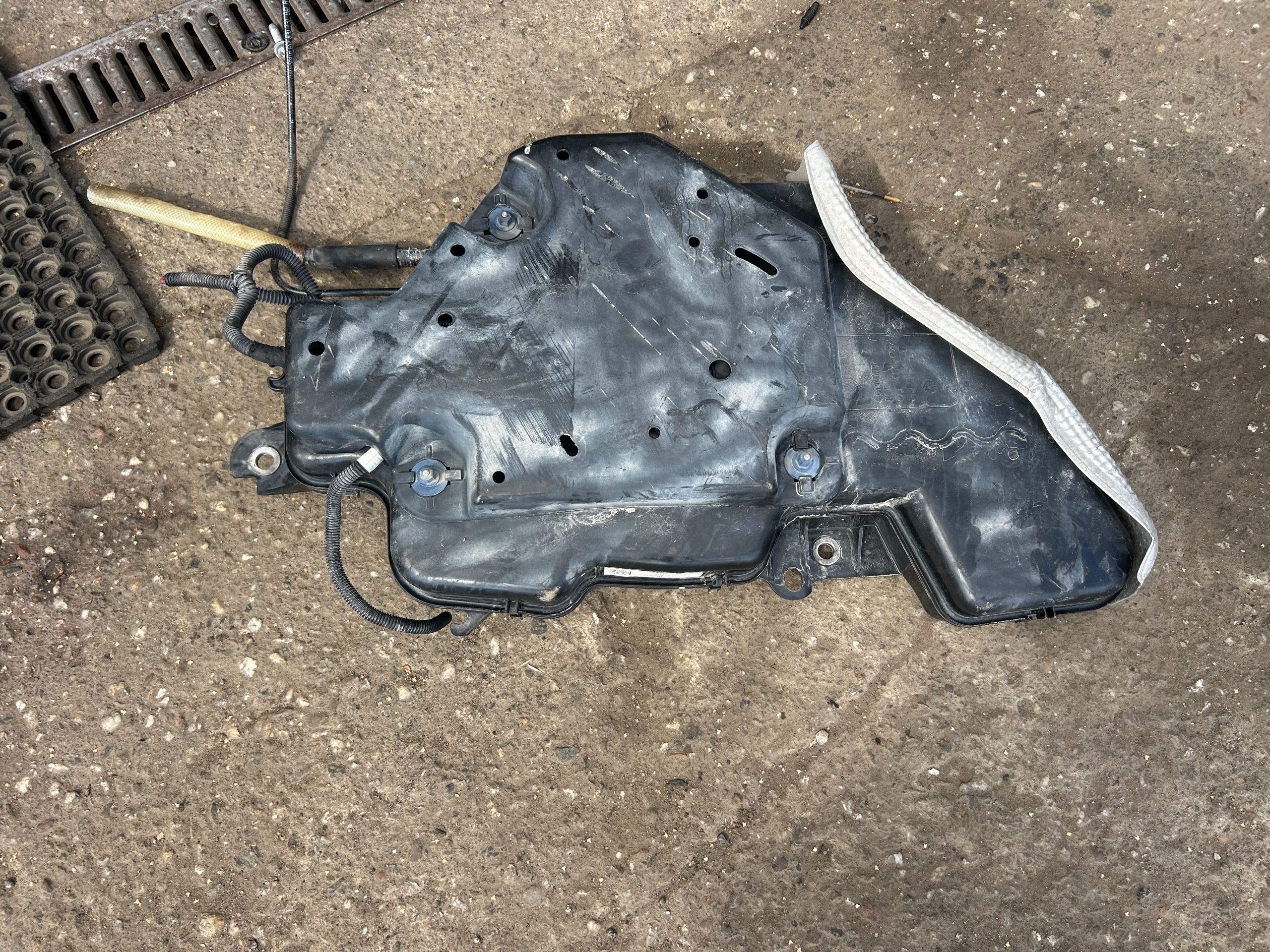 Audi Q3 VW Tiguan AdBlue Tank 5N0131877D image 3