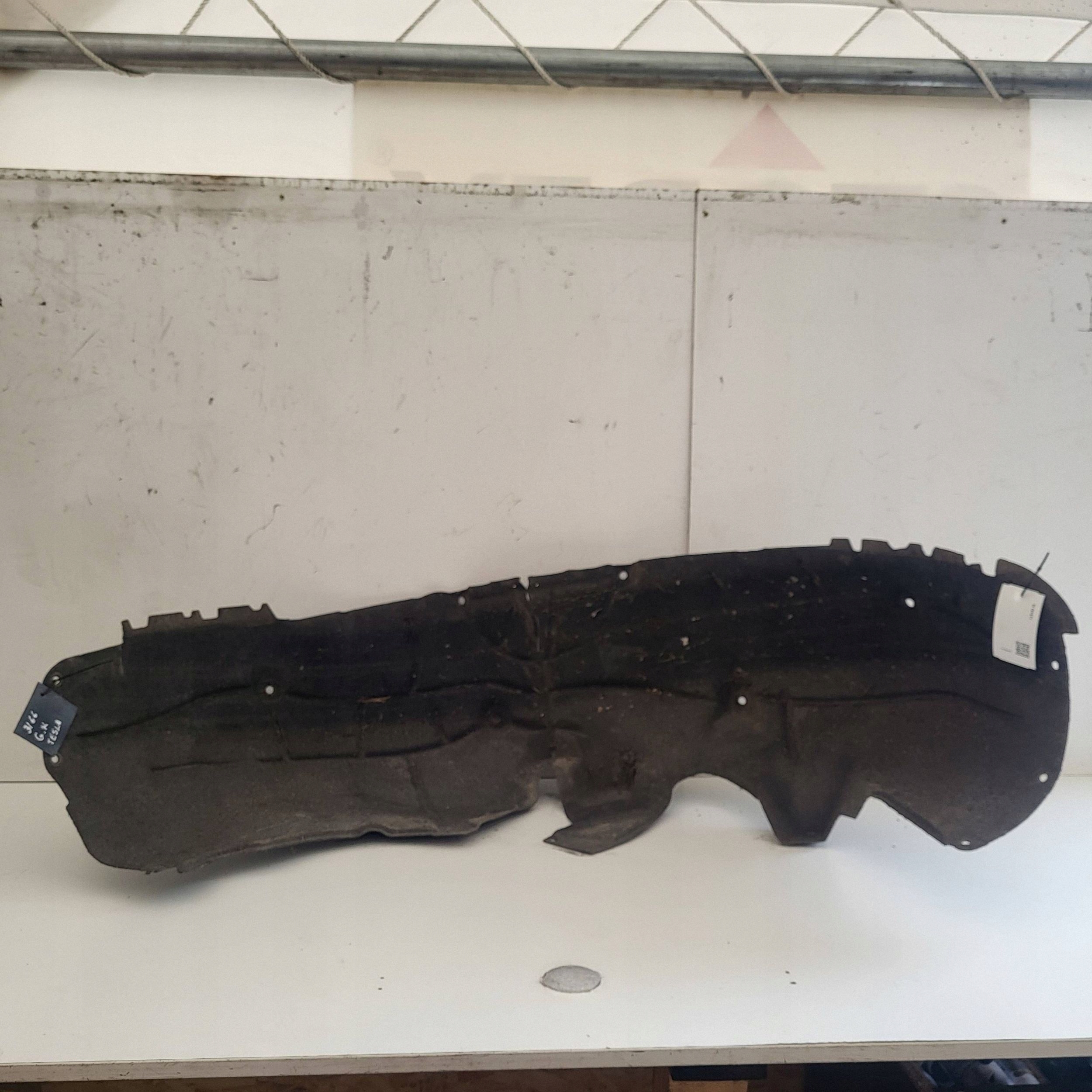 Tesla Model Y passage de roue arrière gauche image 2